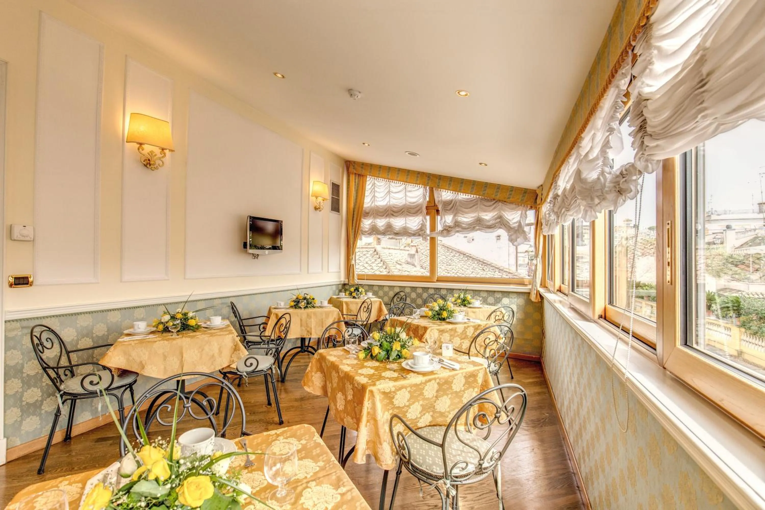 Restaurant/places to eat in Hotel La Lumiere Di Piazza Di Spagna