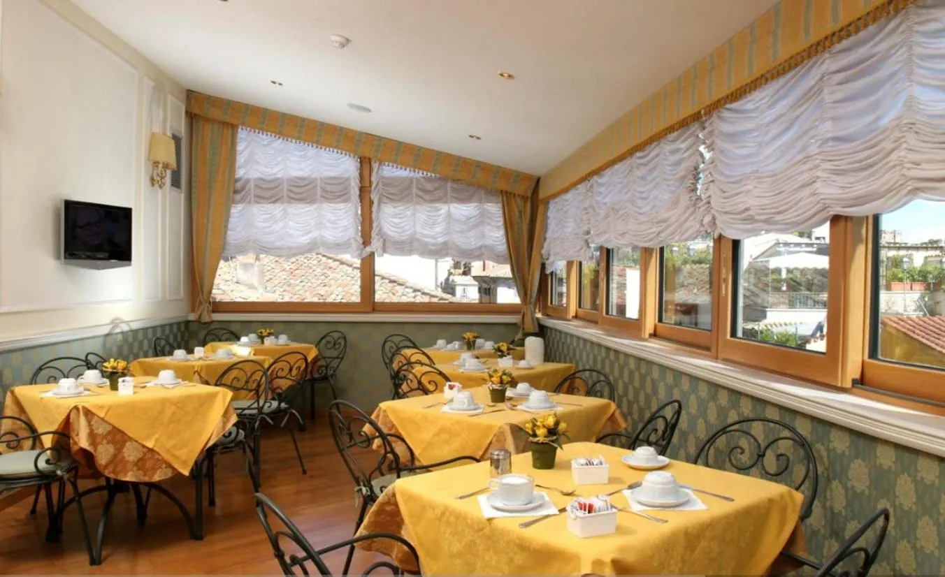 Restaurant/places to eat in Hotel La Lumiere Di Piazza Di Spagna
