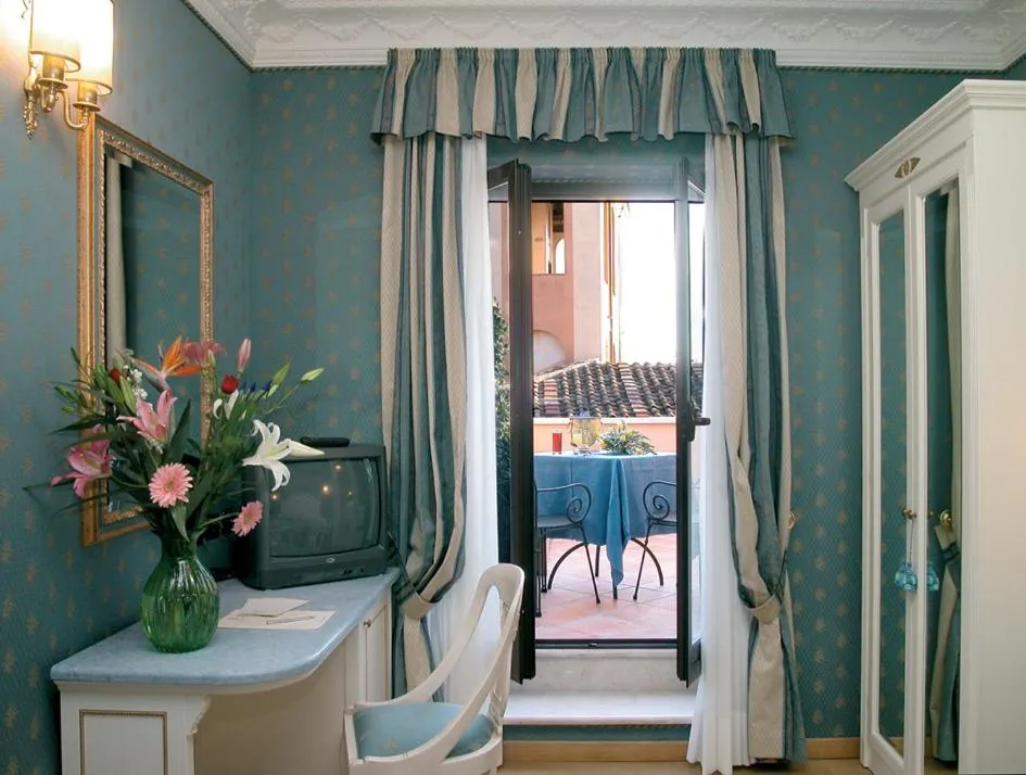 Balcony/Terrace in Hotel La Lumiere Di Piazza Di Spagna