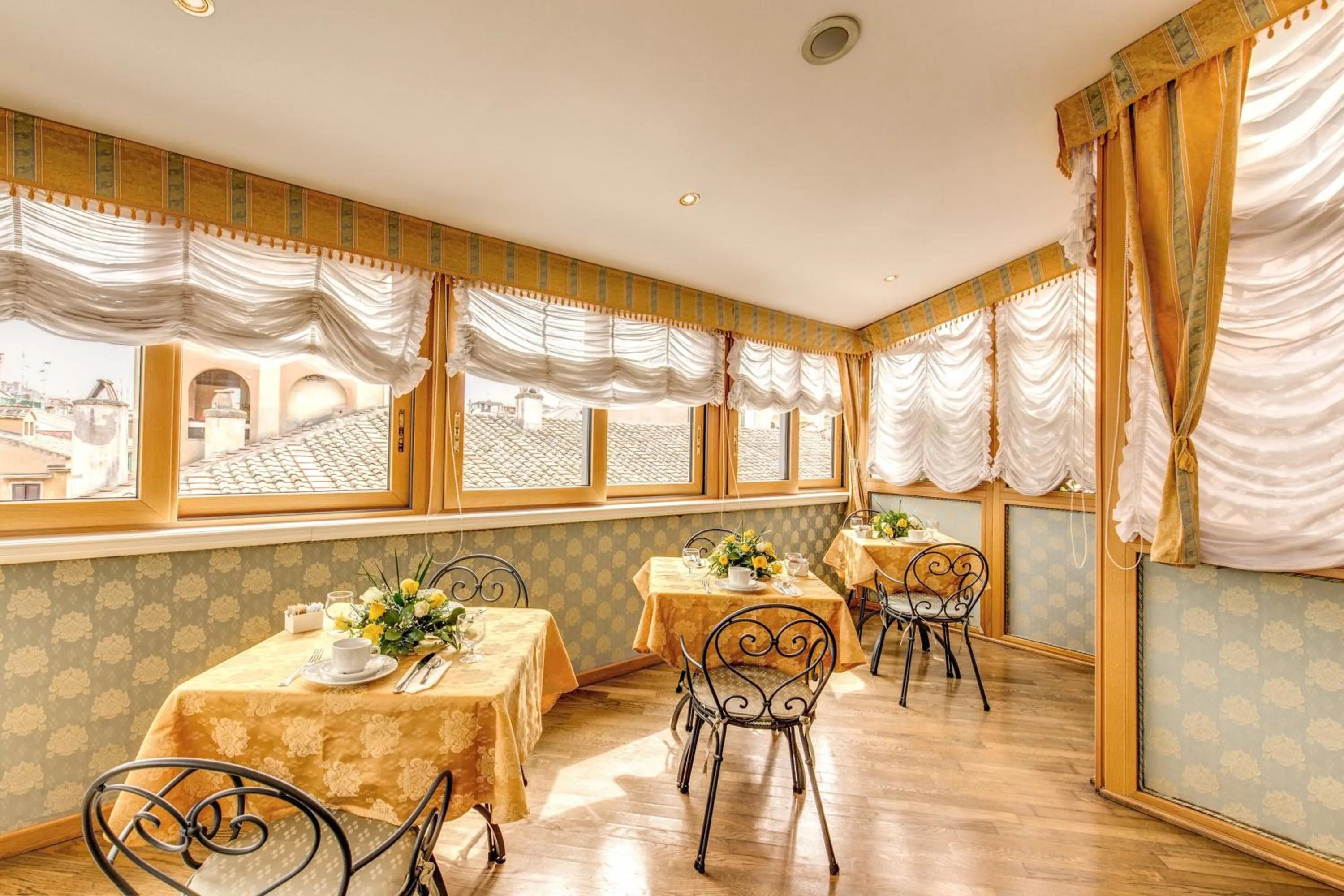 Restaurant/places to eat in Hotel La Lumiere Di Piazza Di Spagna