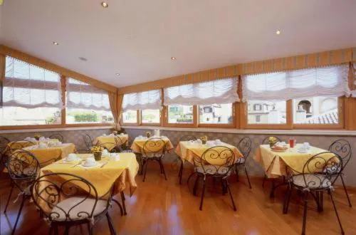 Restaurant/places to eat in Hotel La Lumiere Di Piazza Di Spagna