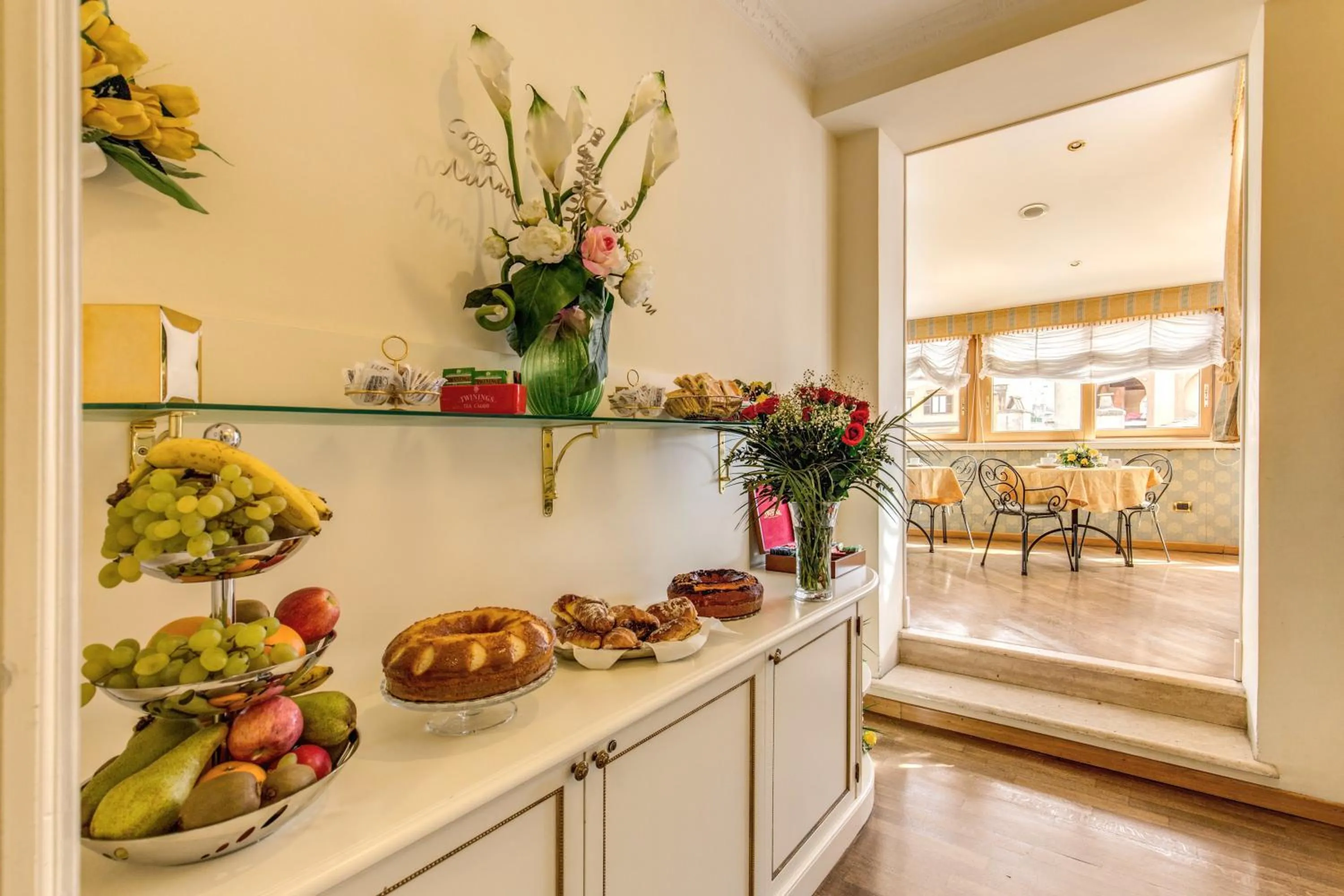 Restaurant/places to eat in Hotel La Lumiere Di Piazza Di Spagna