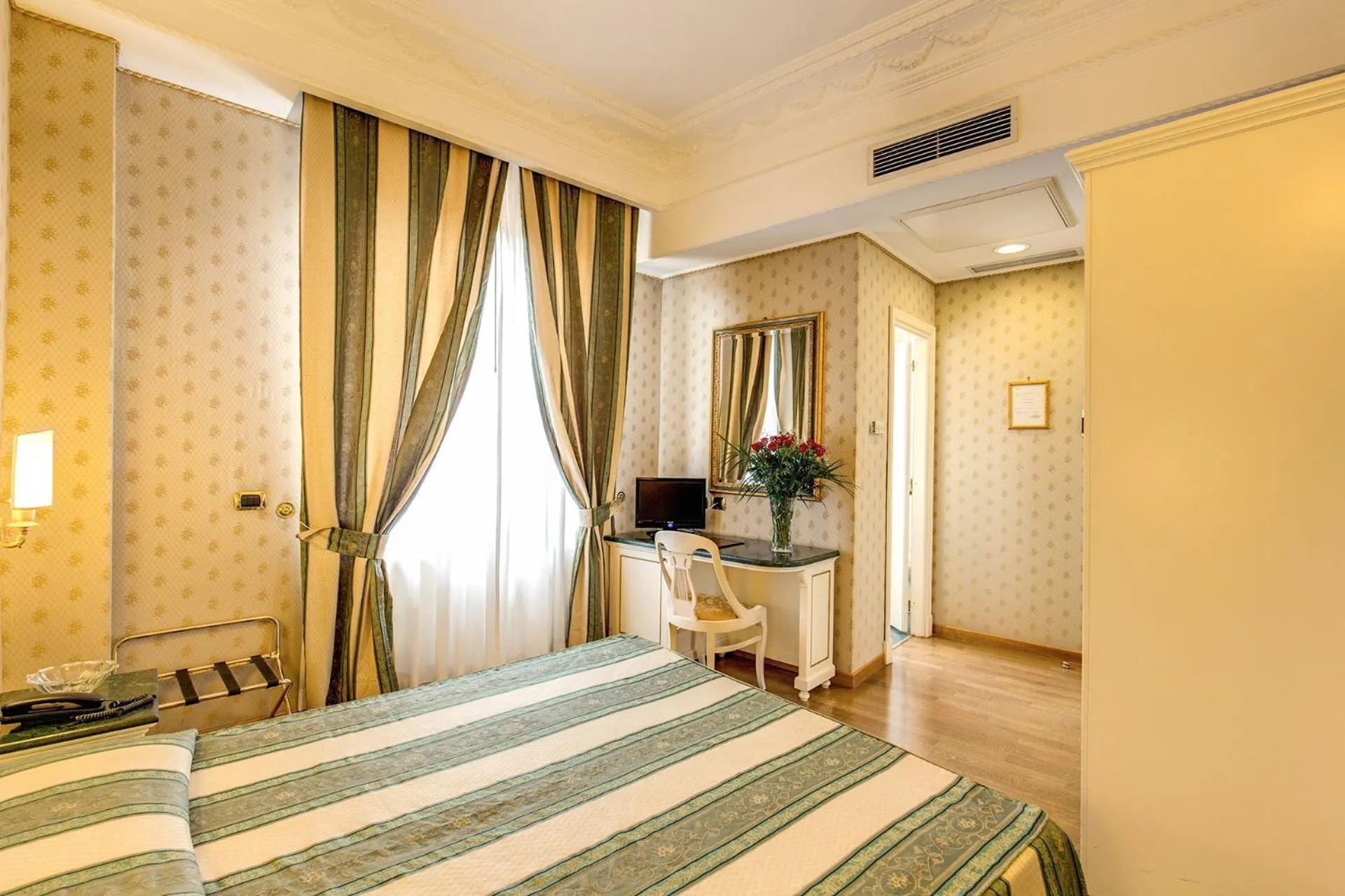 Bed in Hotel La Lumiere Di Piazza Di Spagna