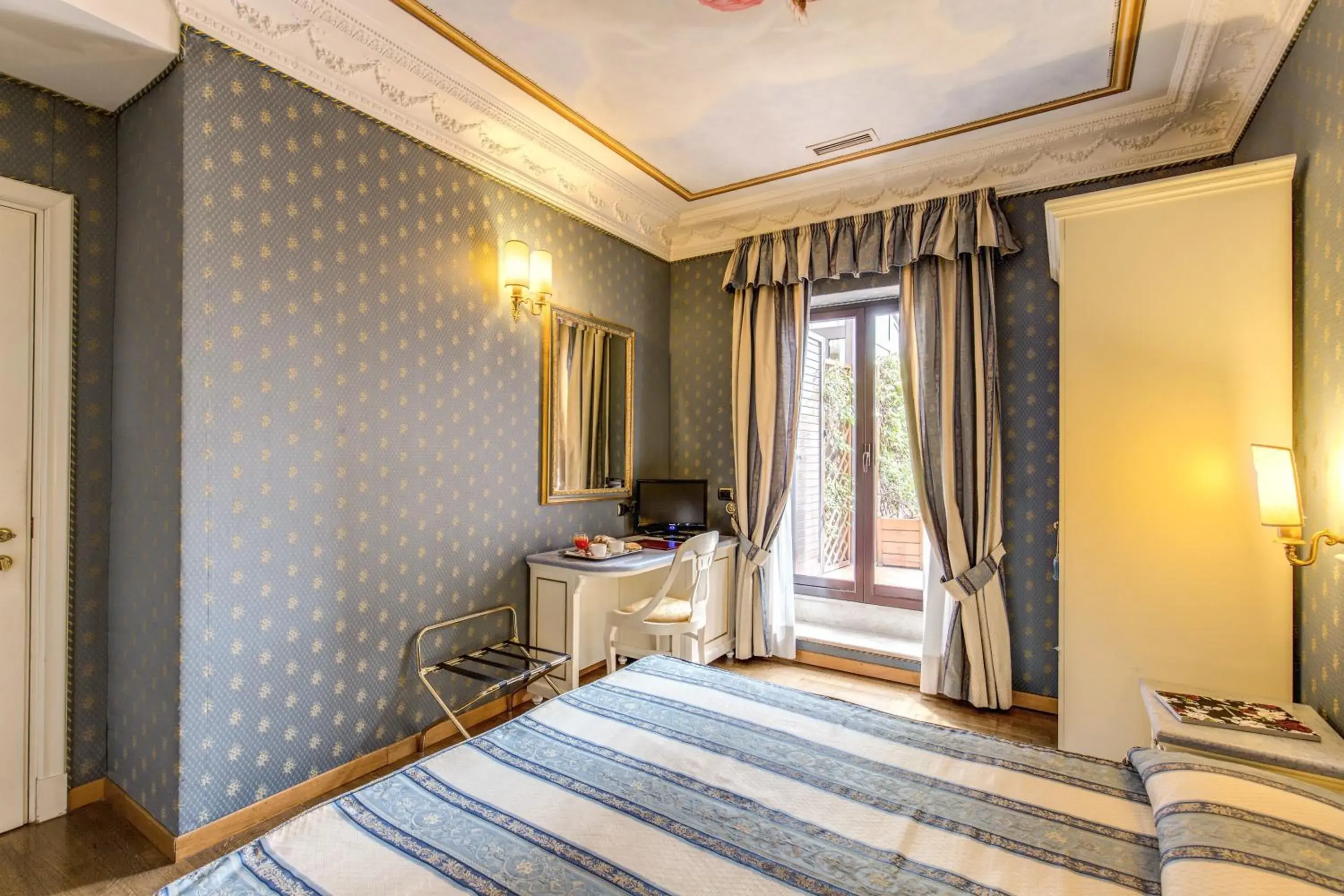 Balcony/Terrace, Bed in Hotel La Lumiere Di Piazza Di Spagna Balcony/Terrace, Bed in Hotel La Lumiere Di Piazza Di Spagna