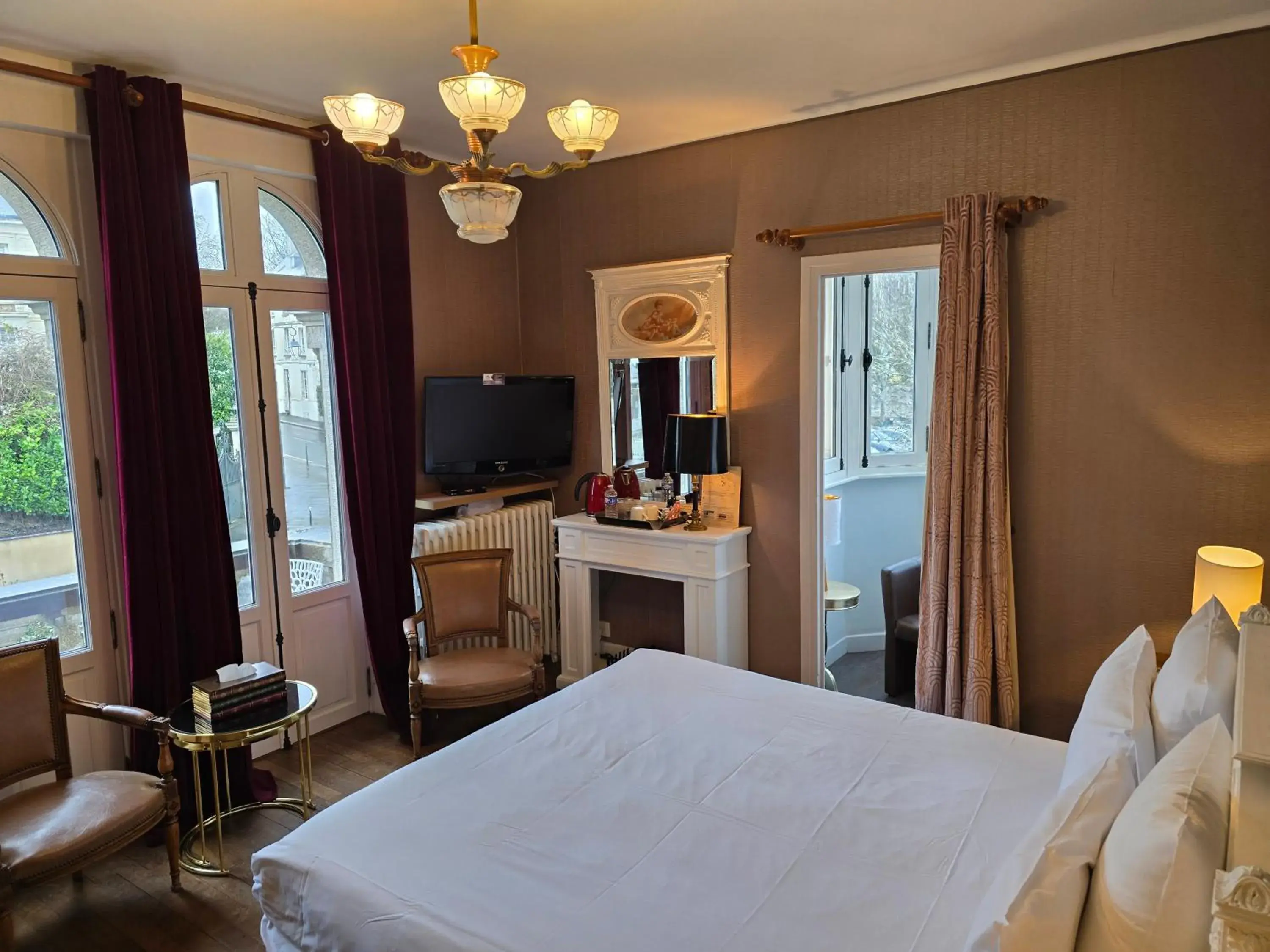 Superior Double Room with Balcony in Le Castel Guesthouse Superior Double Room with Balcony in Le Castel Guesthouse