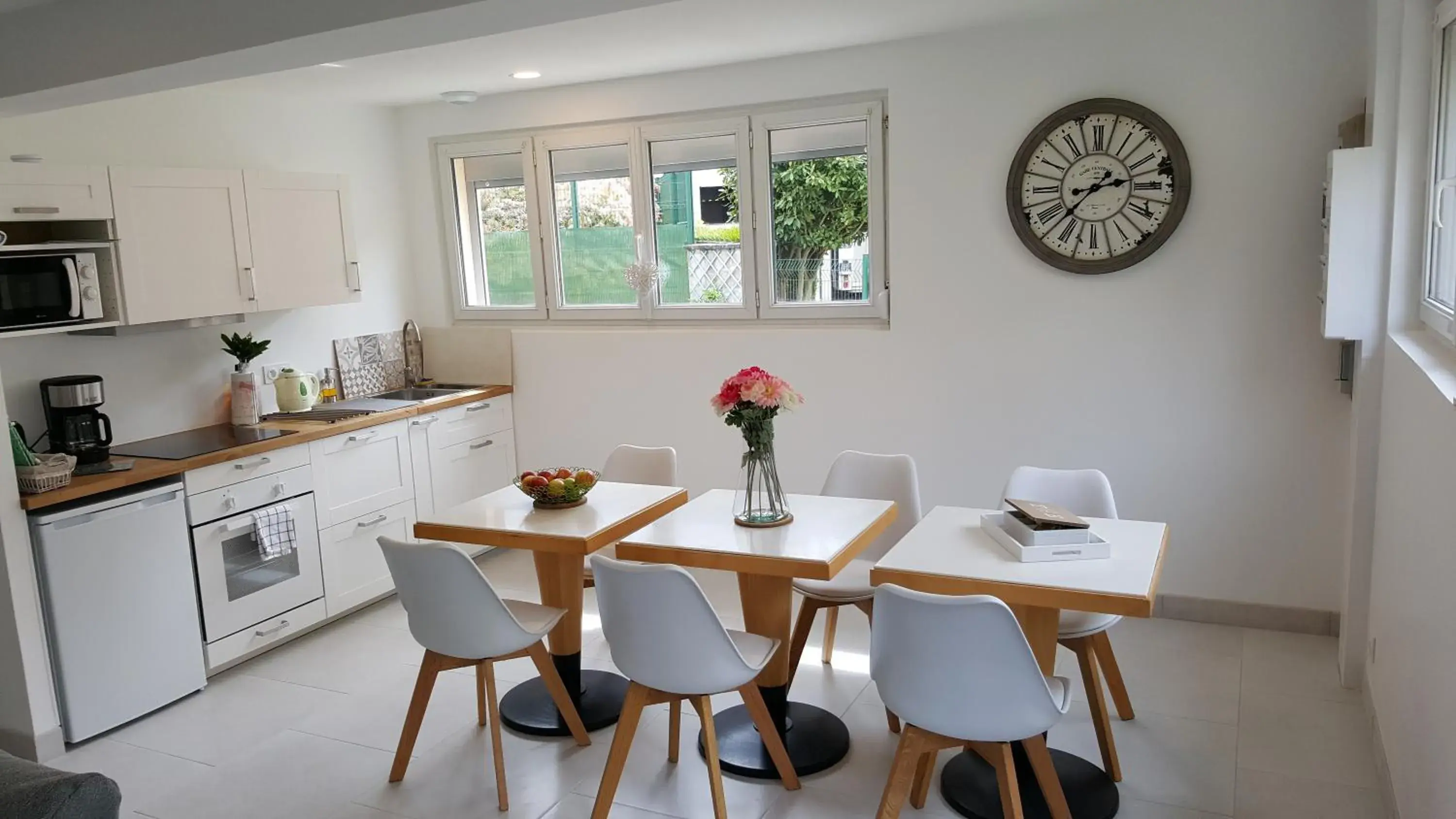 Three-Bedroom Townhouse in Le Castel Guesthouse Three-Bedroom Townhouse in Le Castel Guesthouse