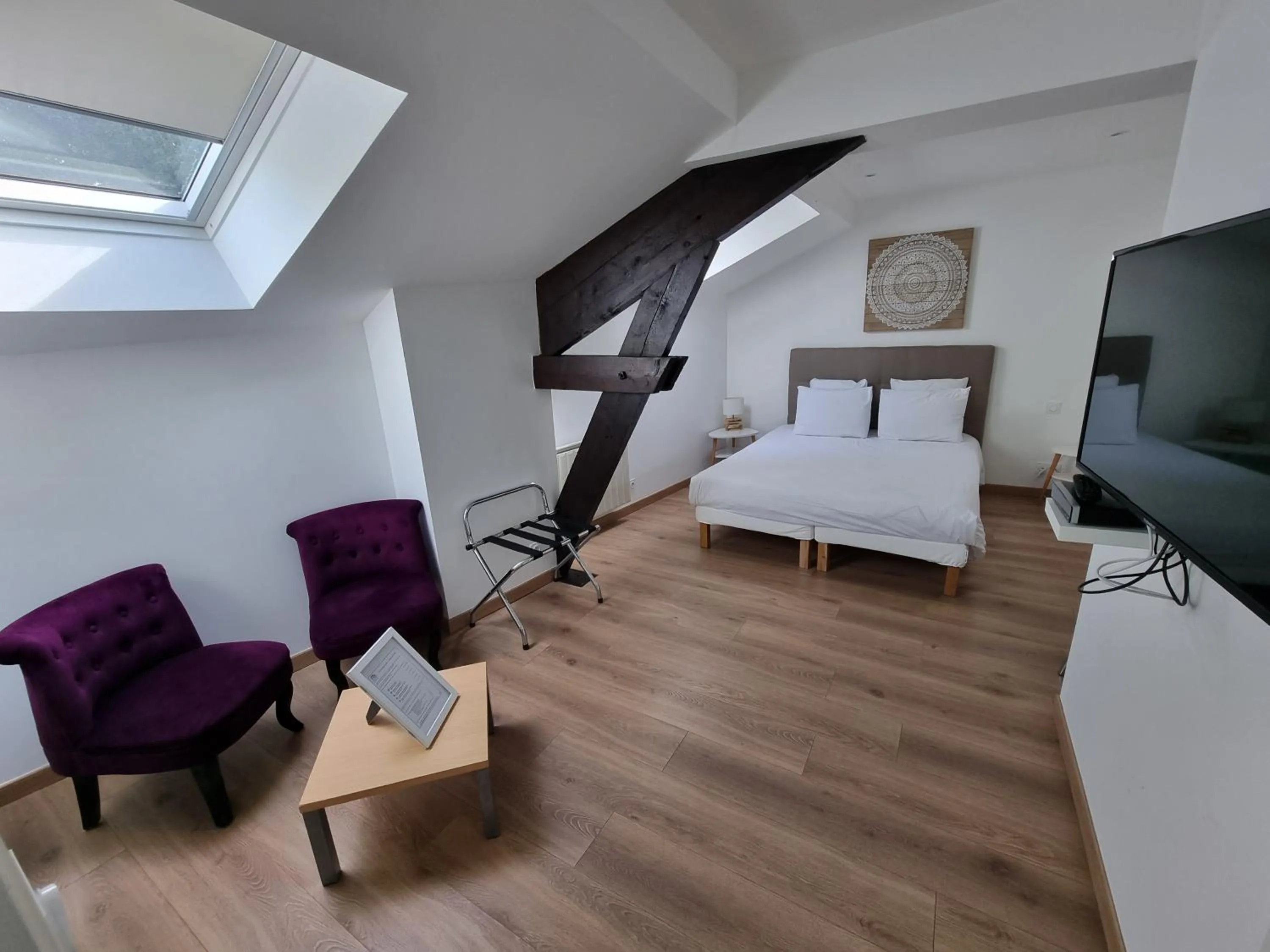 Bedroom, Bed in Le Castel Guesthouse