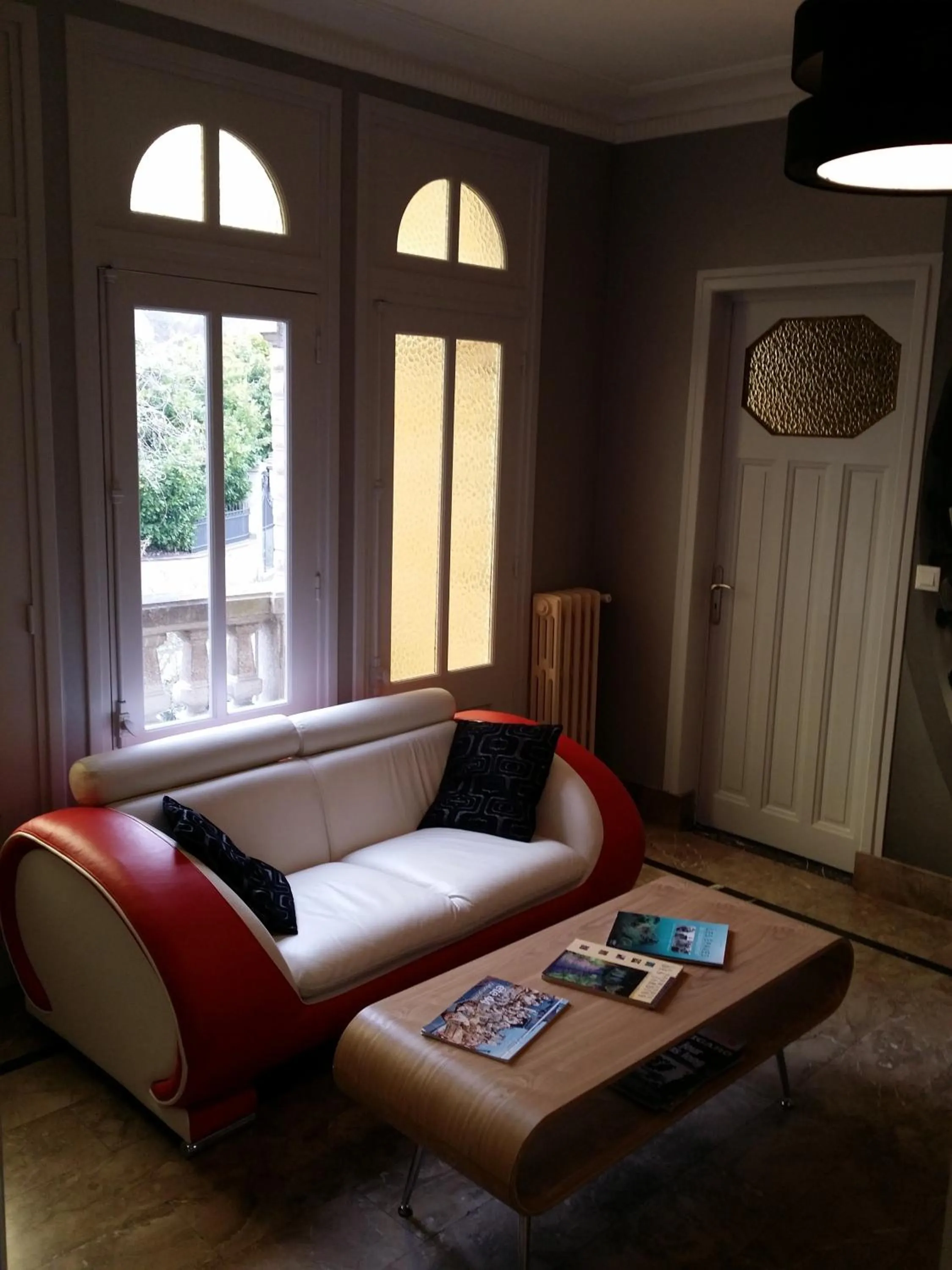 Communal lounge/ TV room in Le Castel Guesthouse