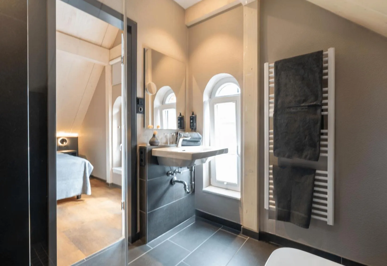 Shower, Bed in Arthotel Bakker