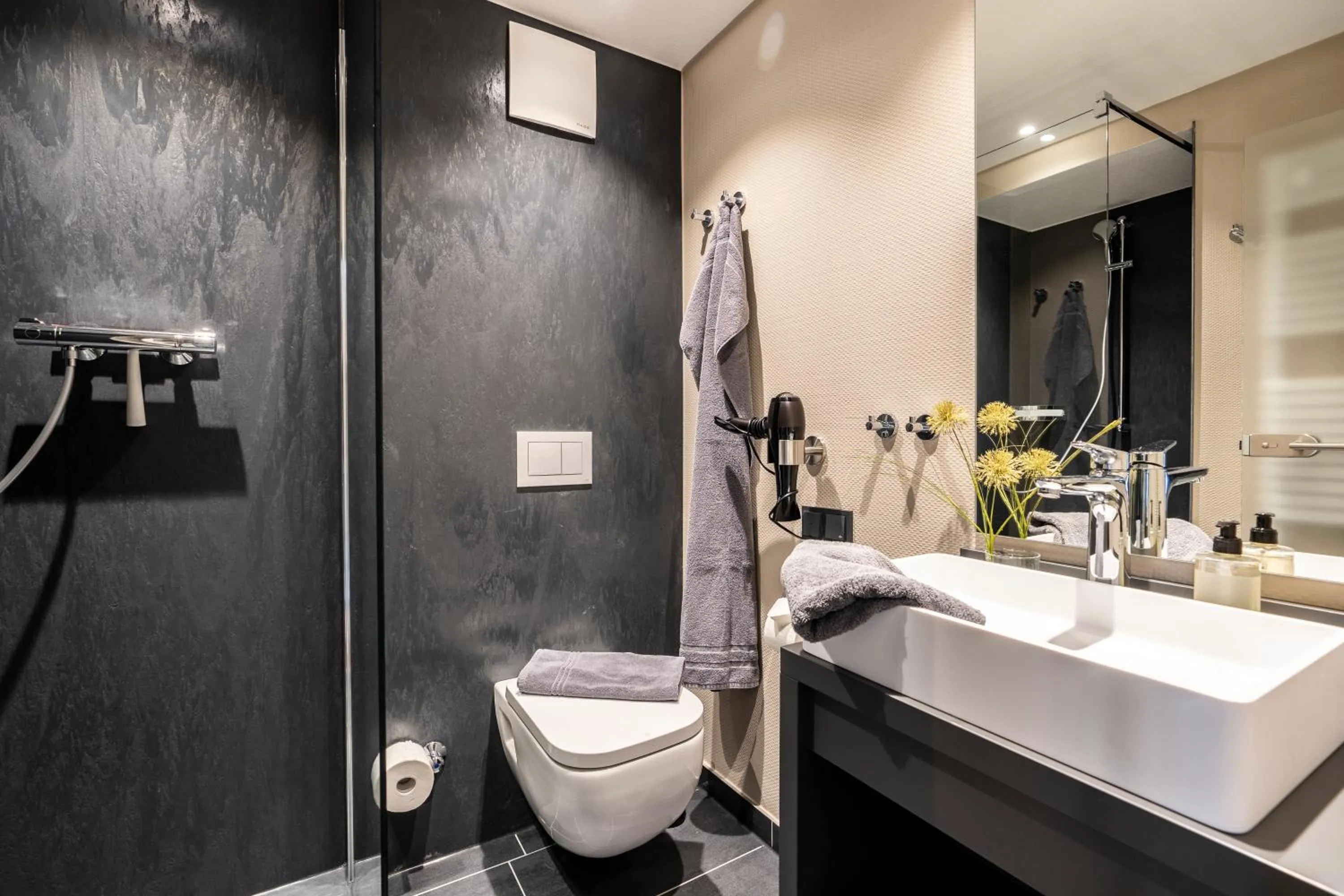 Shower in Arthotel Bakker