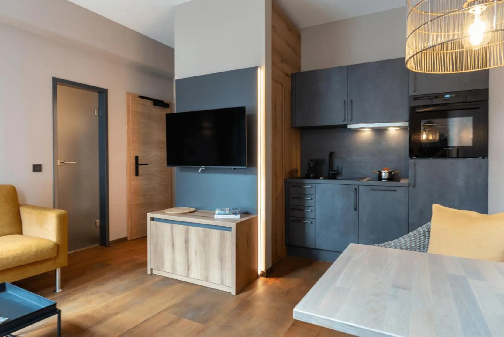 TV and multimedia in Arthotel Bakker