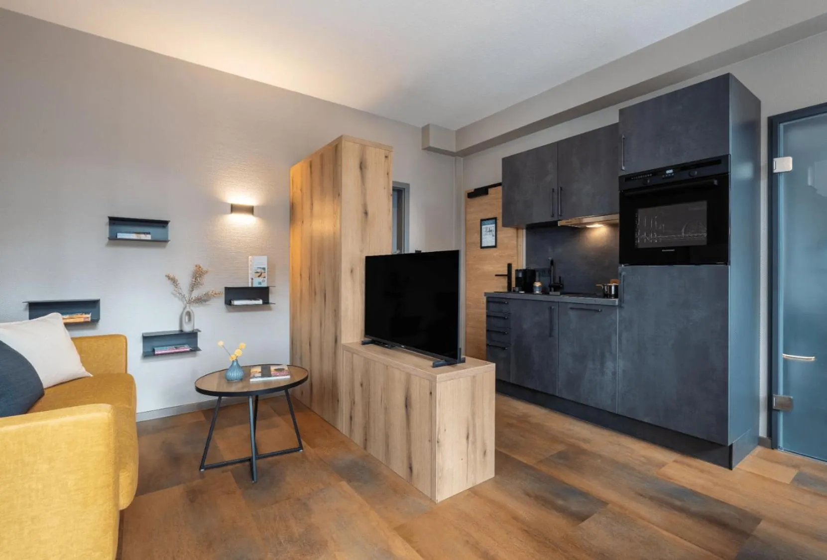 TV and multimedia in Arthotel Bakker