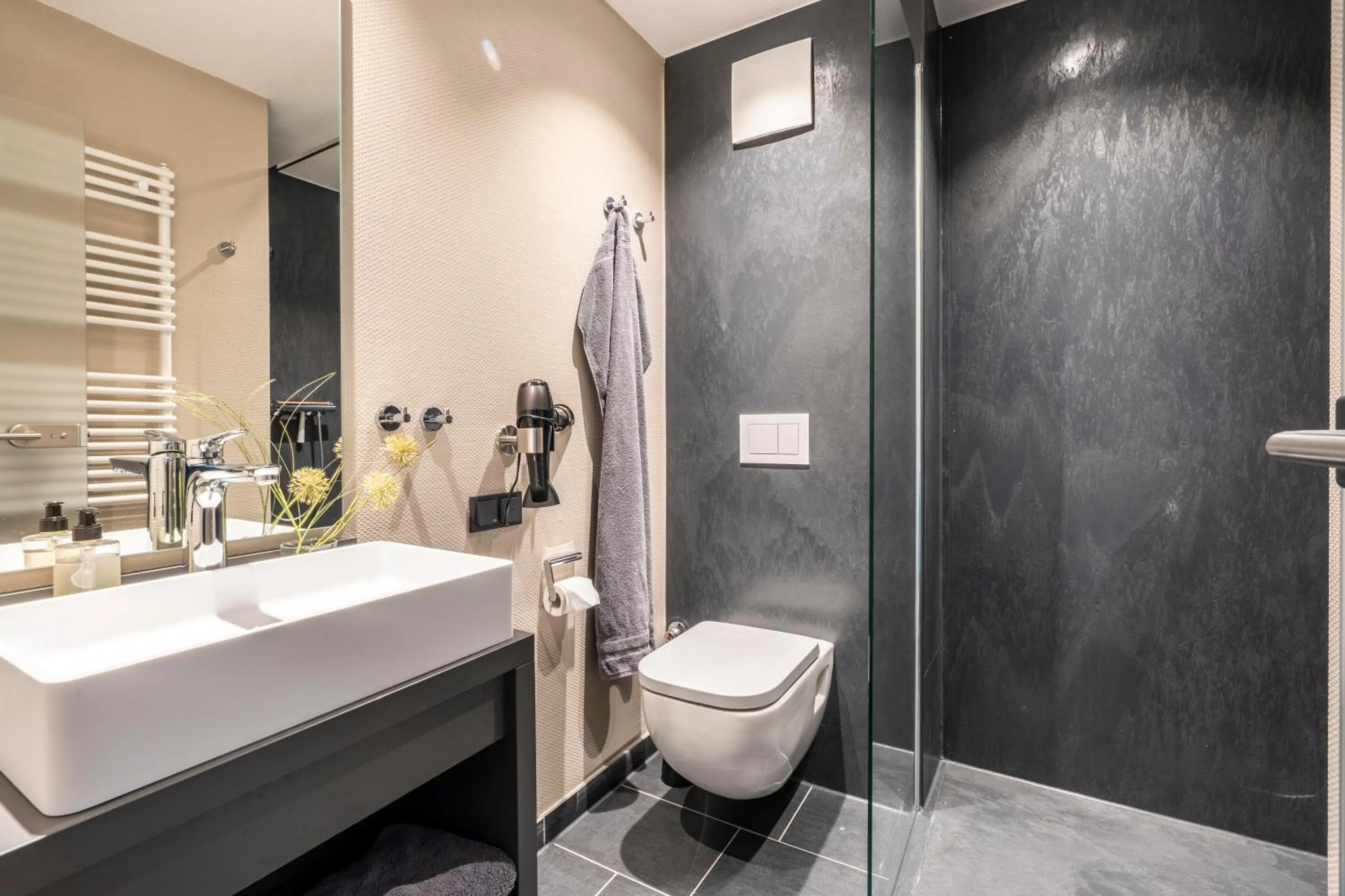 Shower in Arthotel Bakker