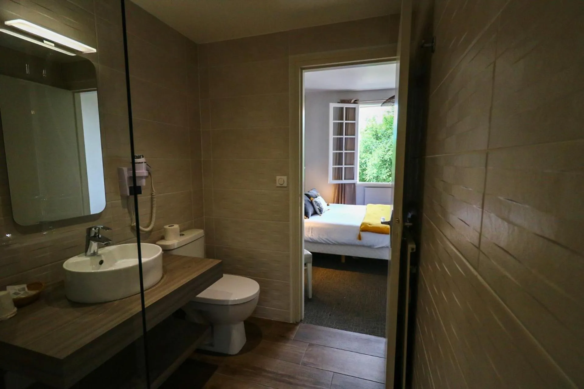 Double Room with Shower in Hostellerie Bellevue