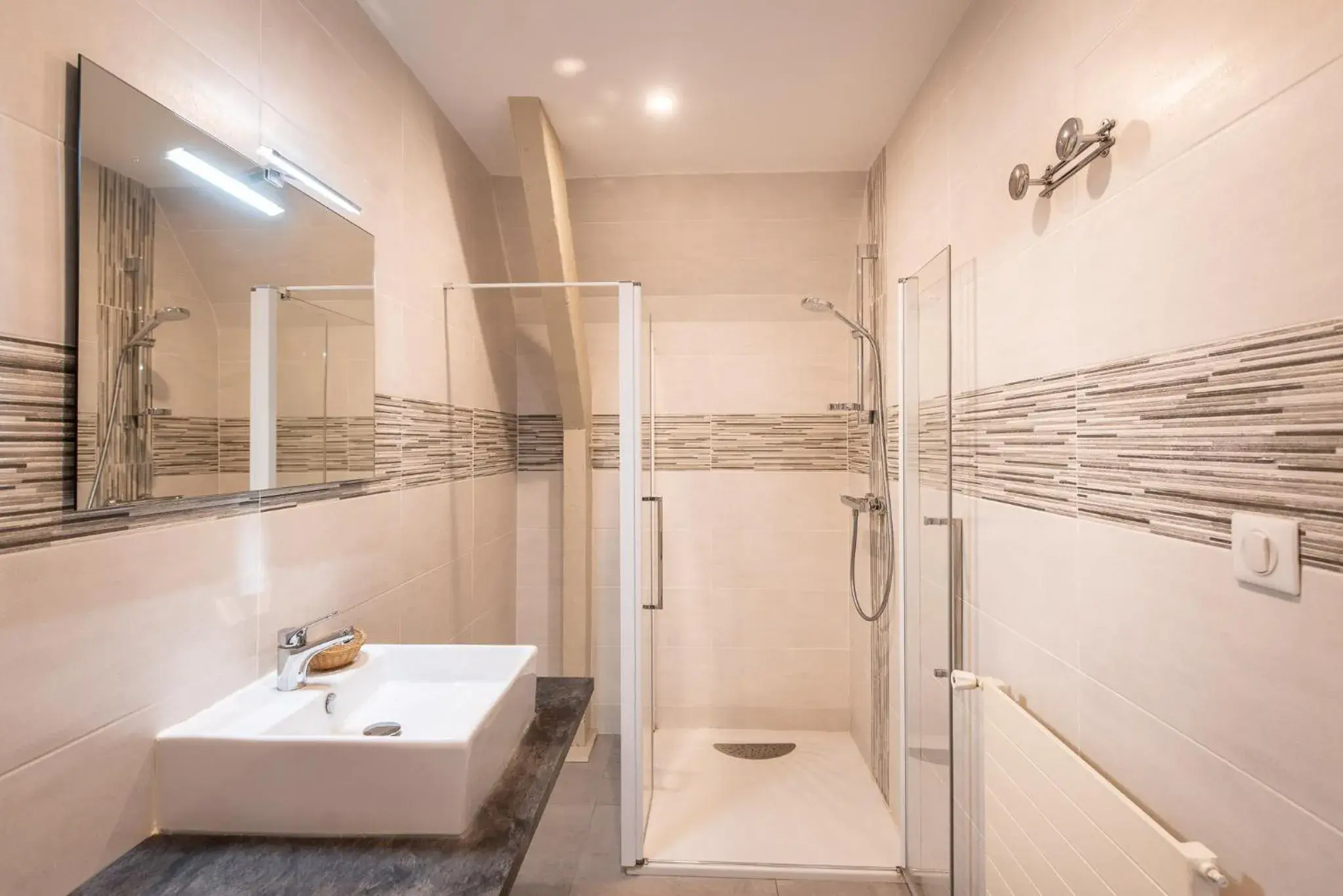 Double Room with Shower in Hostellerie Bellevue Double Room with Shower in Hostellerie Bellevue