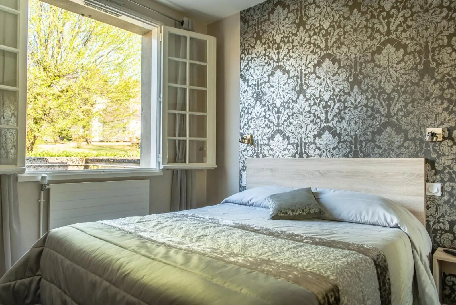 Double Room with Shower in Hostellerie Bellevue