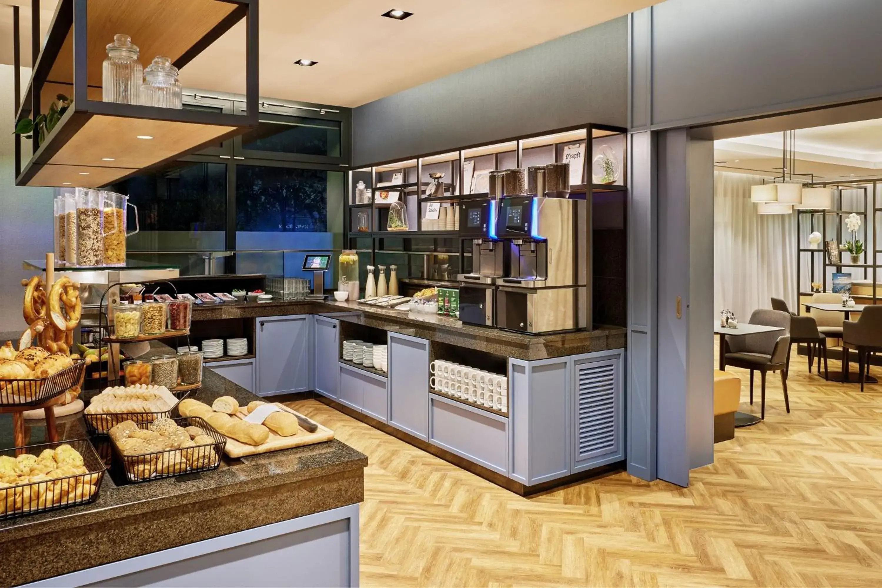 Breakfast, Kitchen/Kitchenette in Residence Inn by Marriott Munich Central