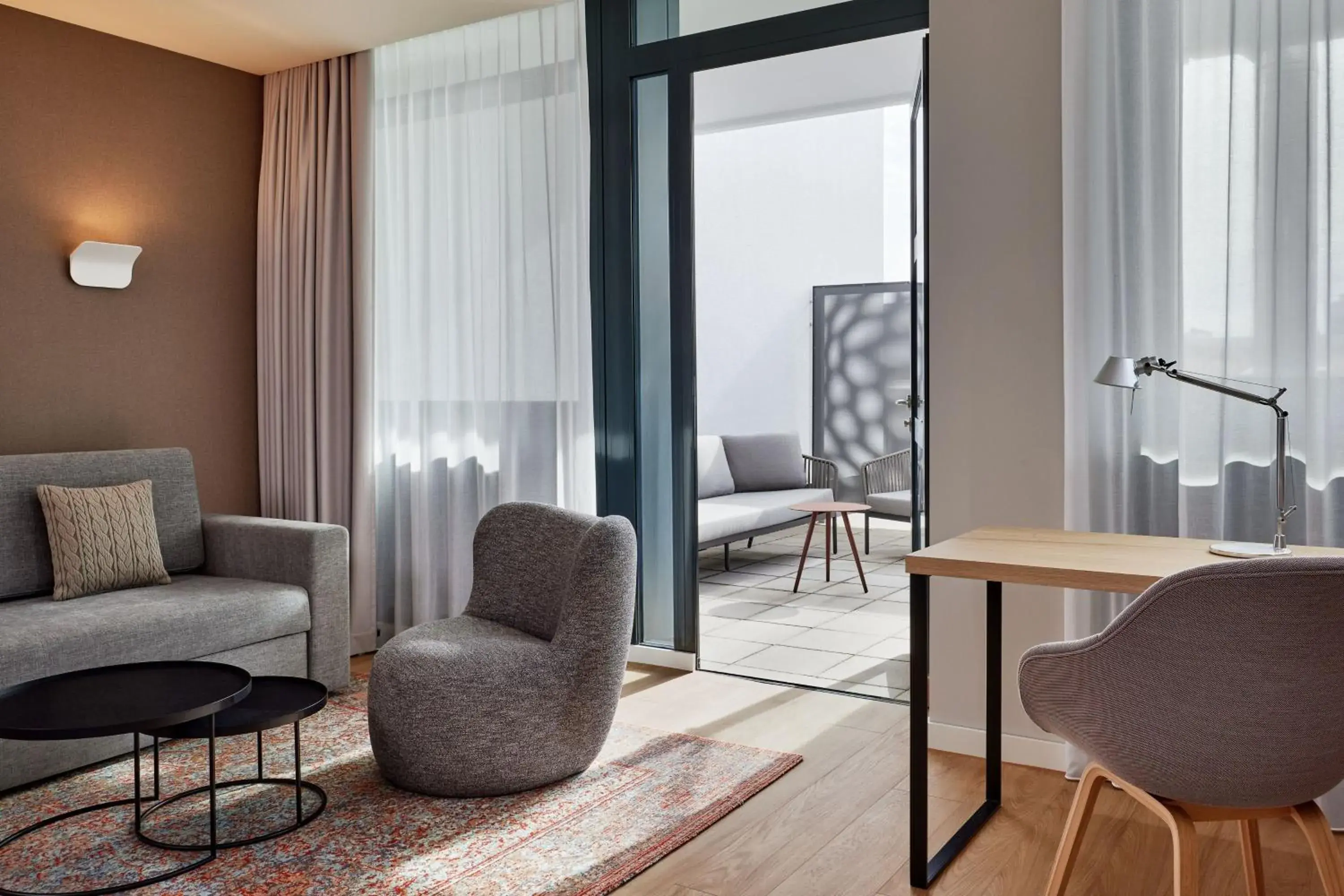 Photo of the whole room, Seating Area in Residence Inn by Marriott Munich Central