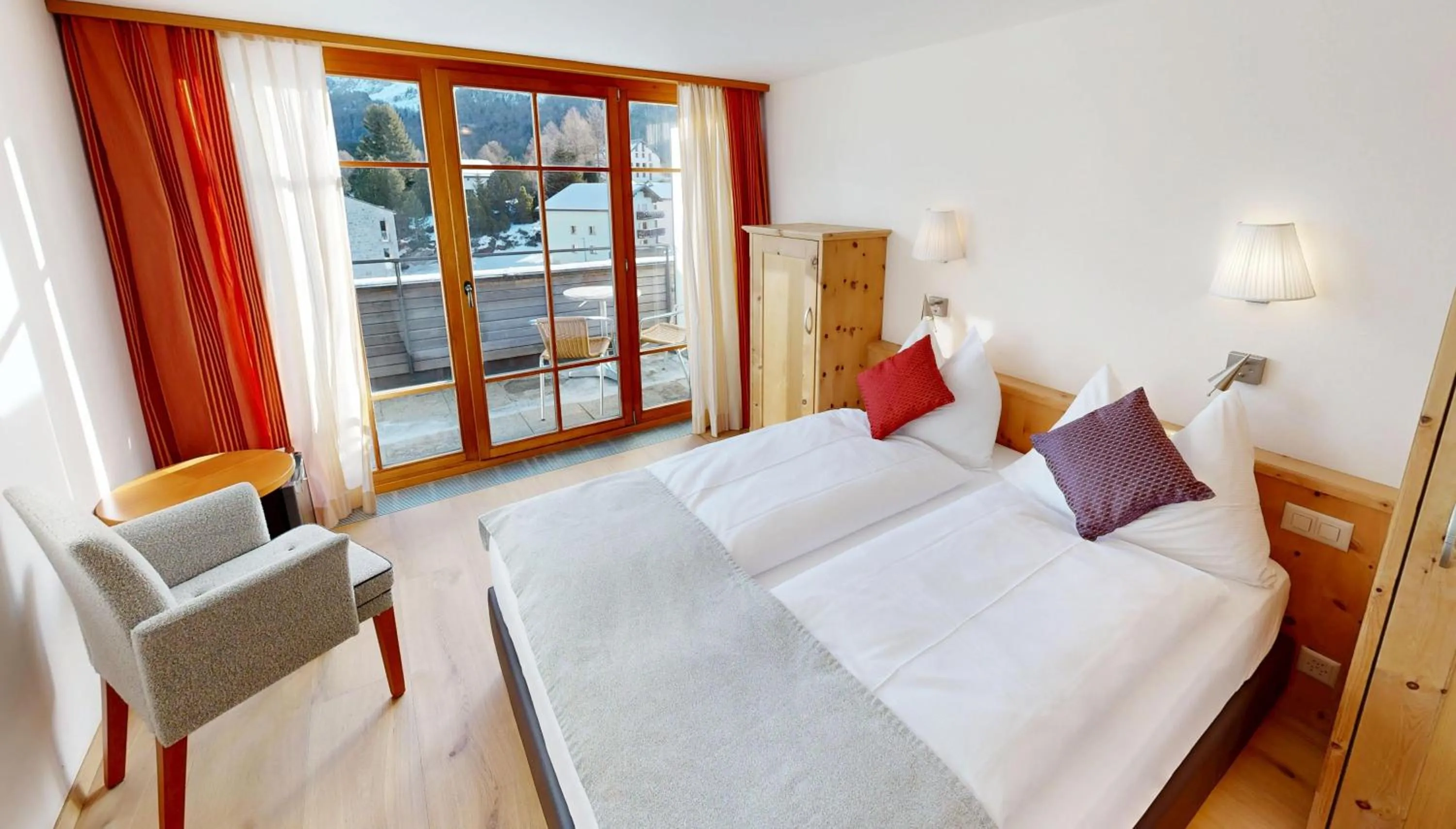 Bed in Schweizerhaus Swiss Quality Hotel