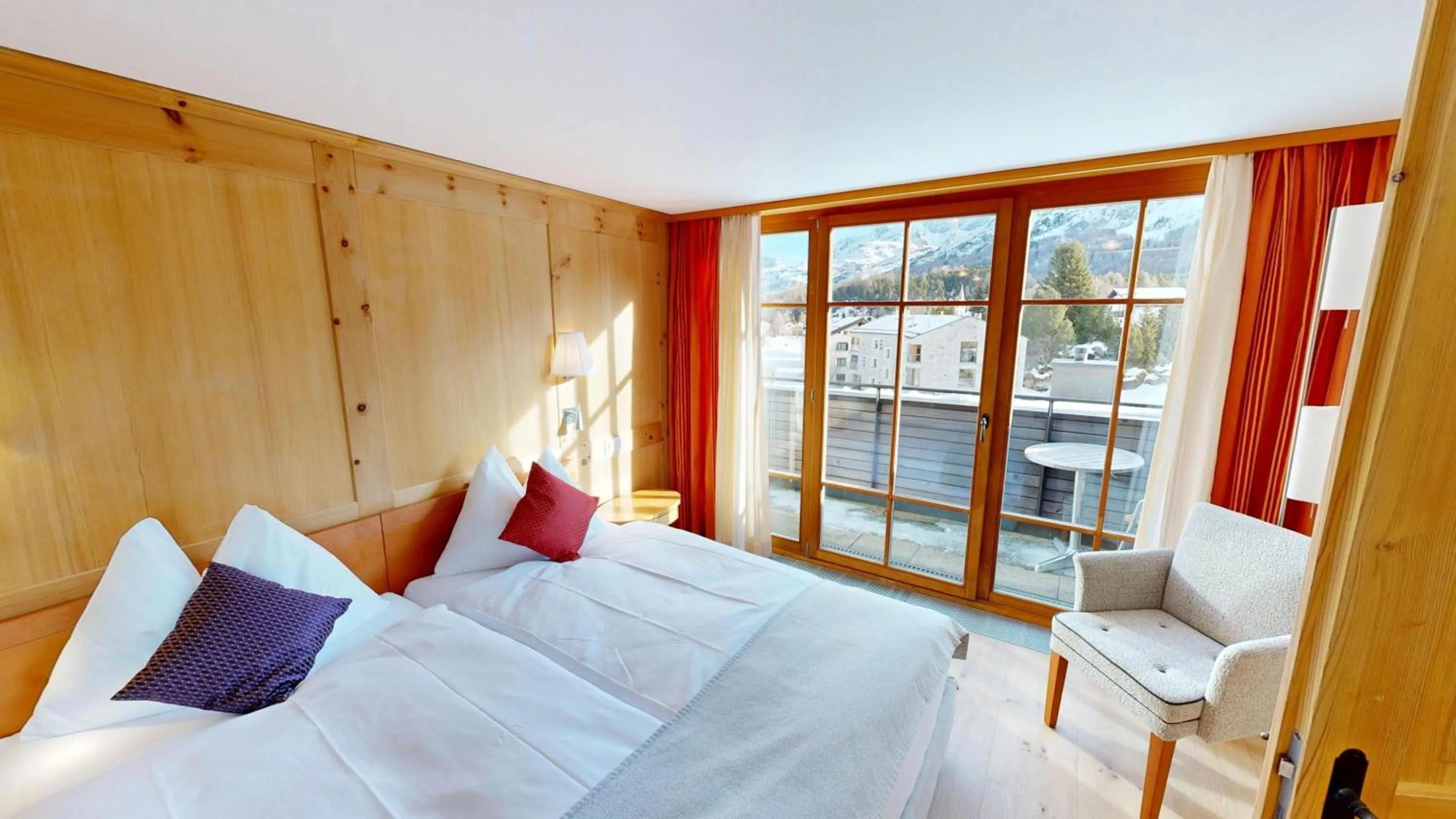 Bed in Schweizerhaus Swiss Quality Hotel