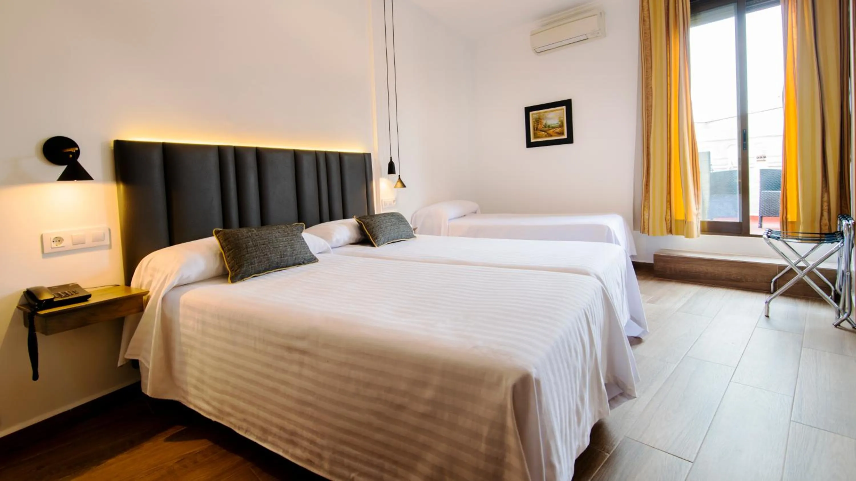 Photo of the whole room, Bed in Madrisol