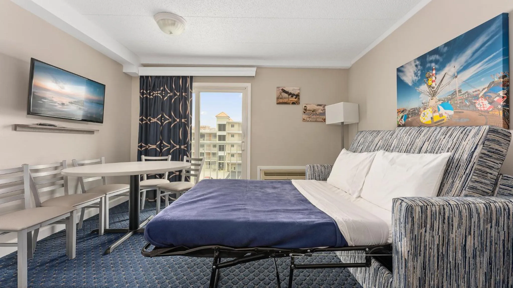 Bed in Adventurer Oceanfront Inn