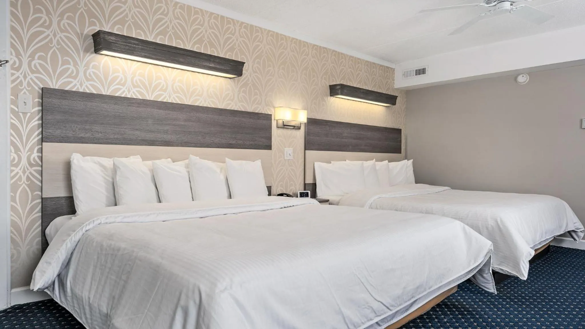 Bedroom, Bed in Adventurer Oceanfront Inn