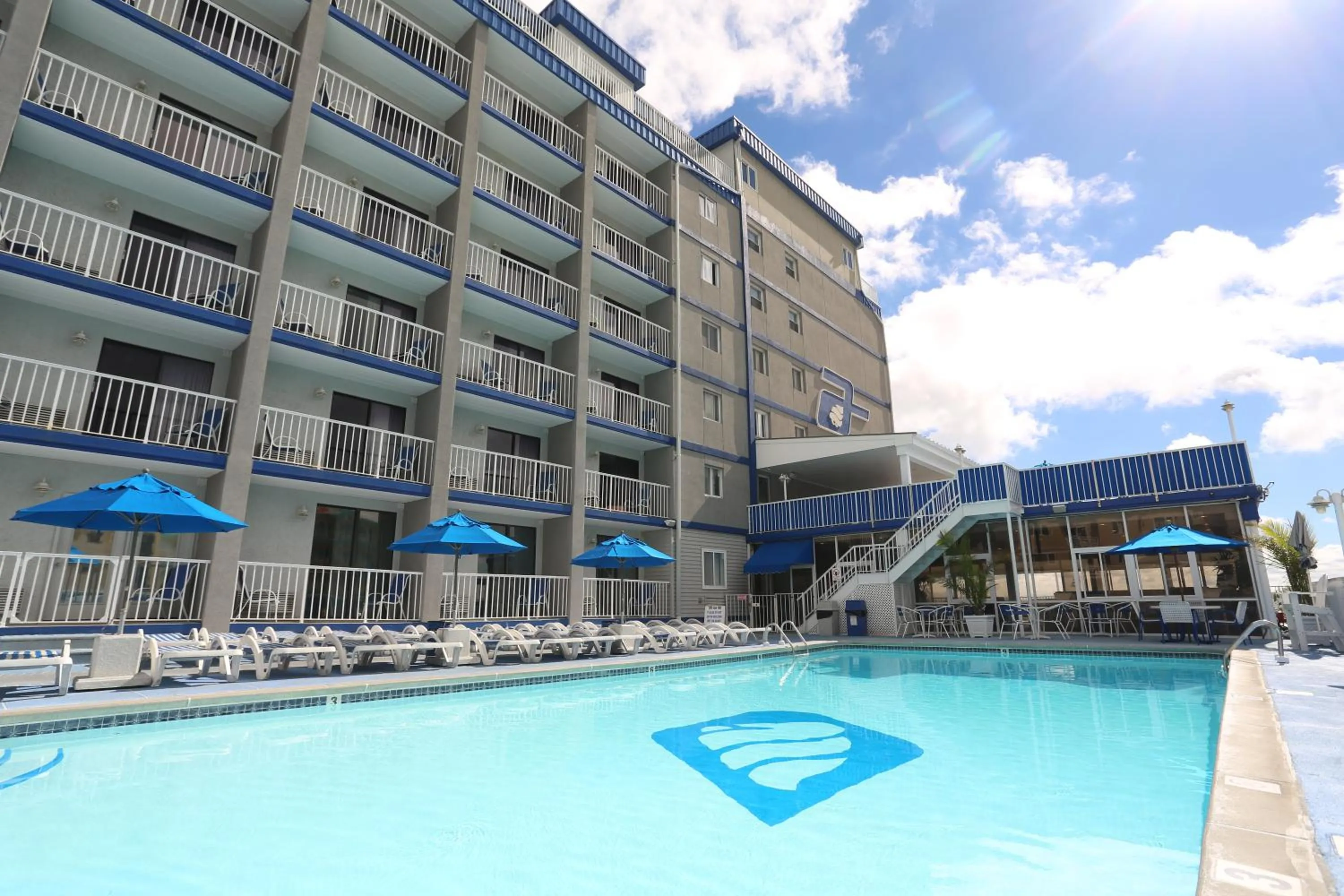 Swimming pool in Adventurer Oceanfront Inn