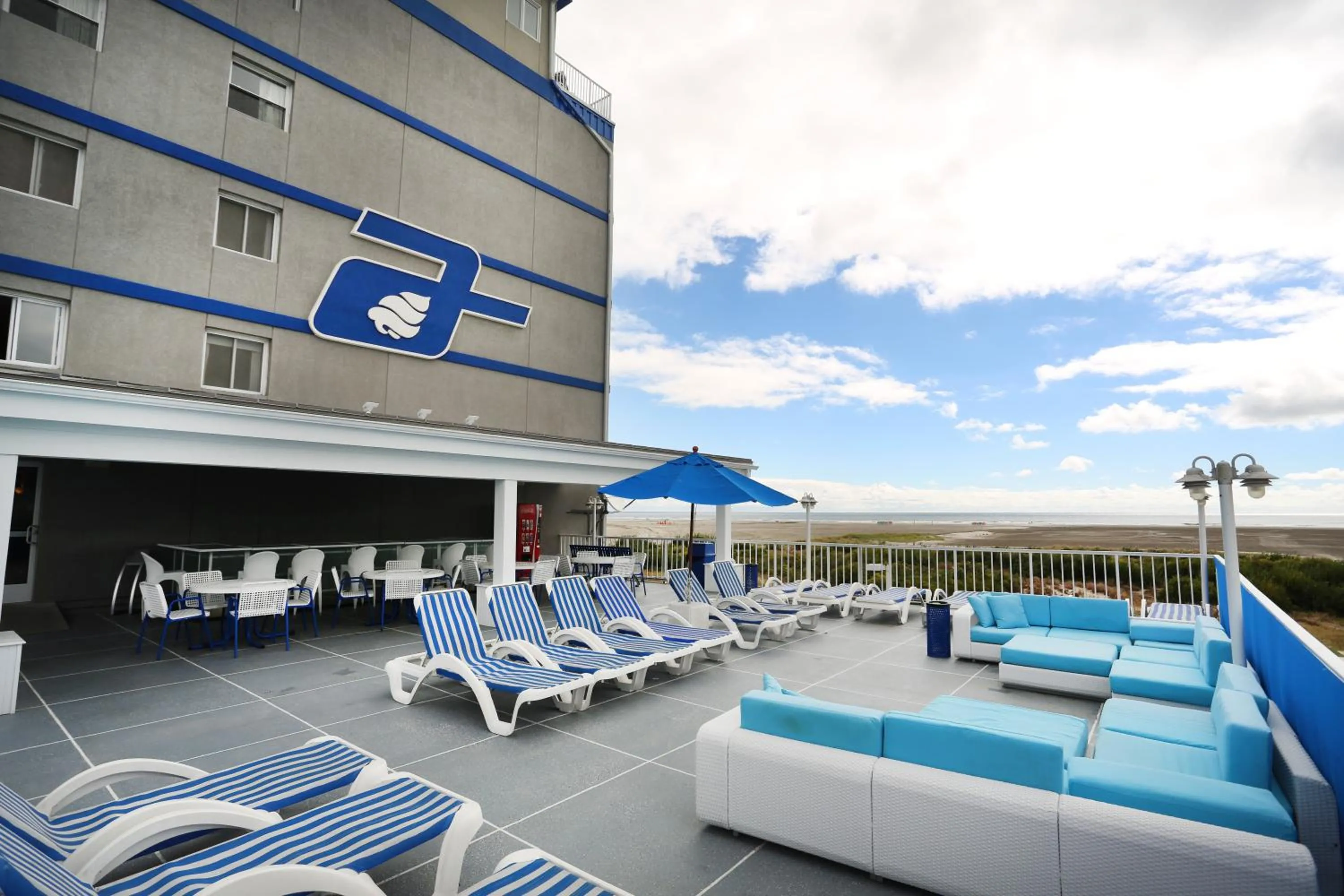Patio in Adventurer Oceanfront Inn