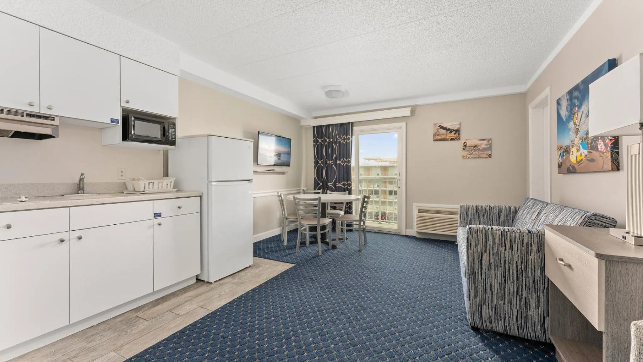 Kitchen or kitchenette in Adventurer Oceanfront Inn