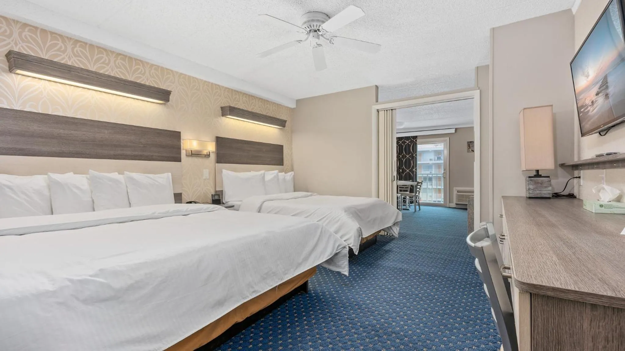 Bedroom, Bed in Adventurer Oceanfront Inn