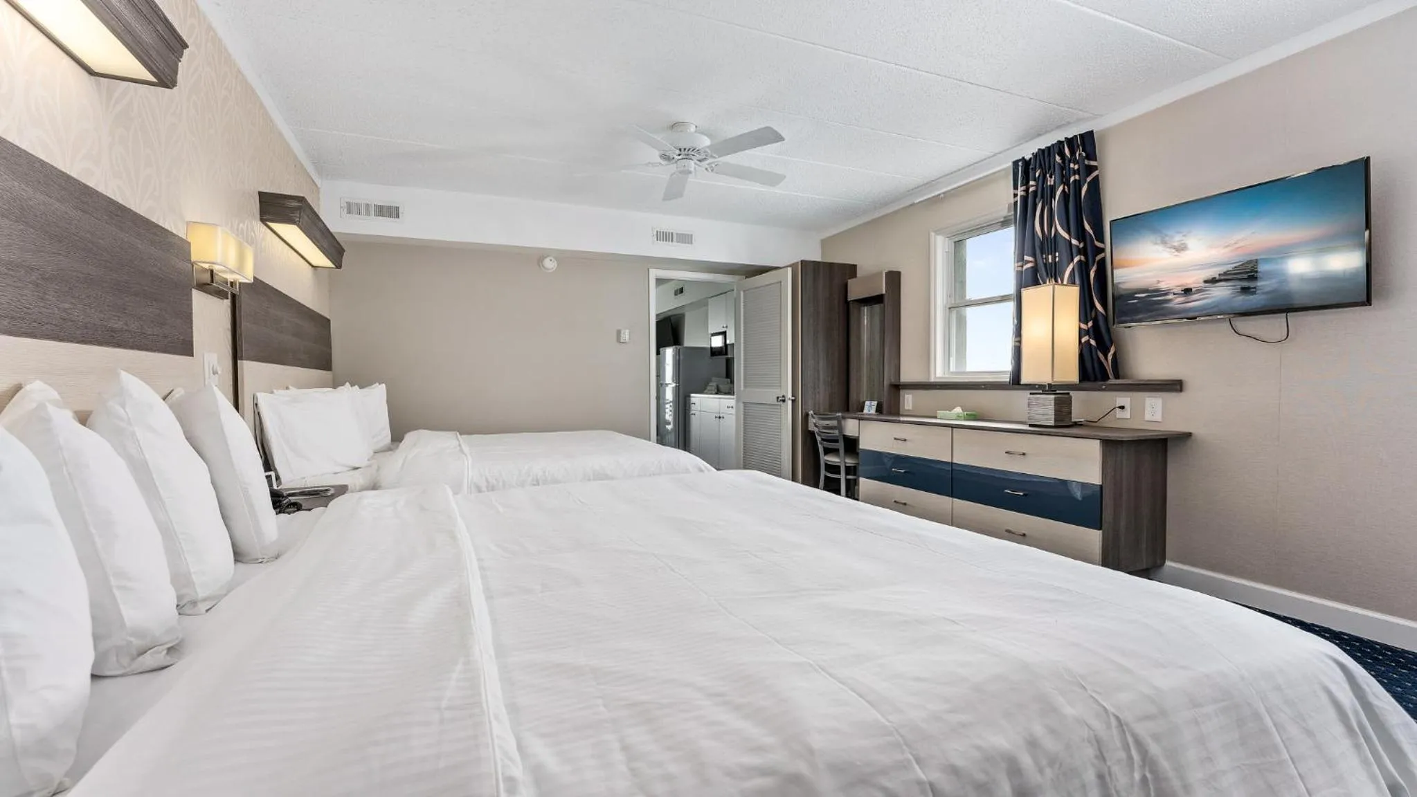 Bedroom, Bed in Adventurer Oceanfront Inn