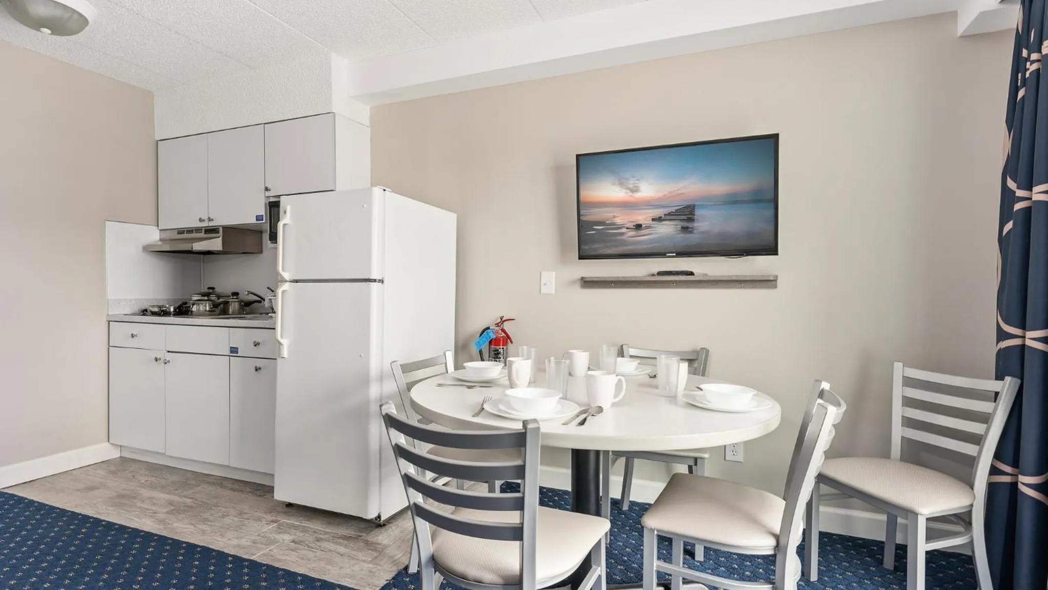 Kitchen or kitchenette in Adventurer Oceanfront Inn