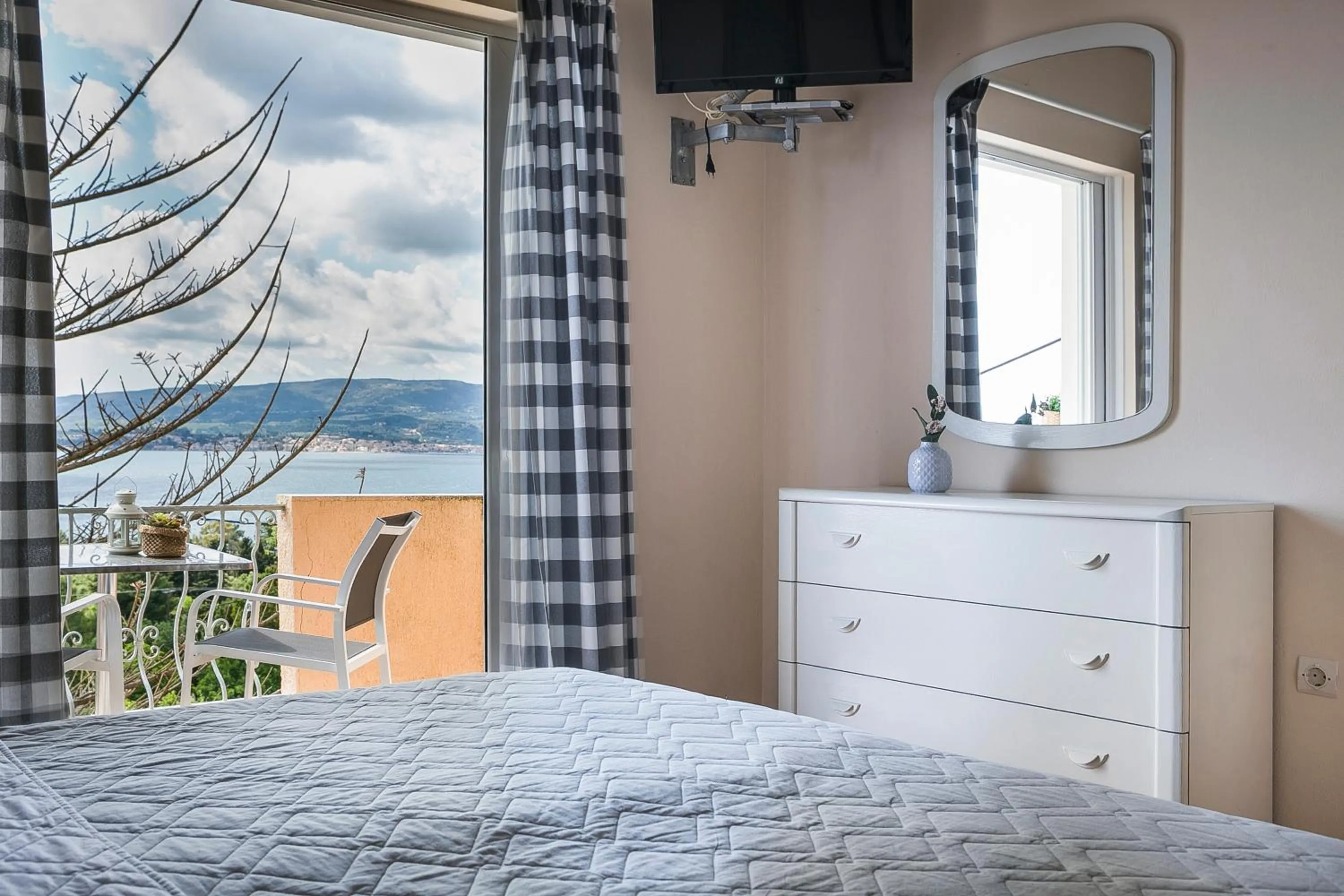 Bed in Panorama Fanari studios and apartments