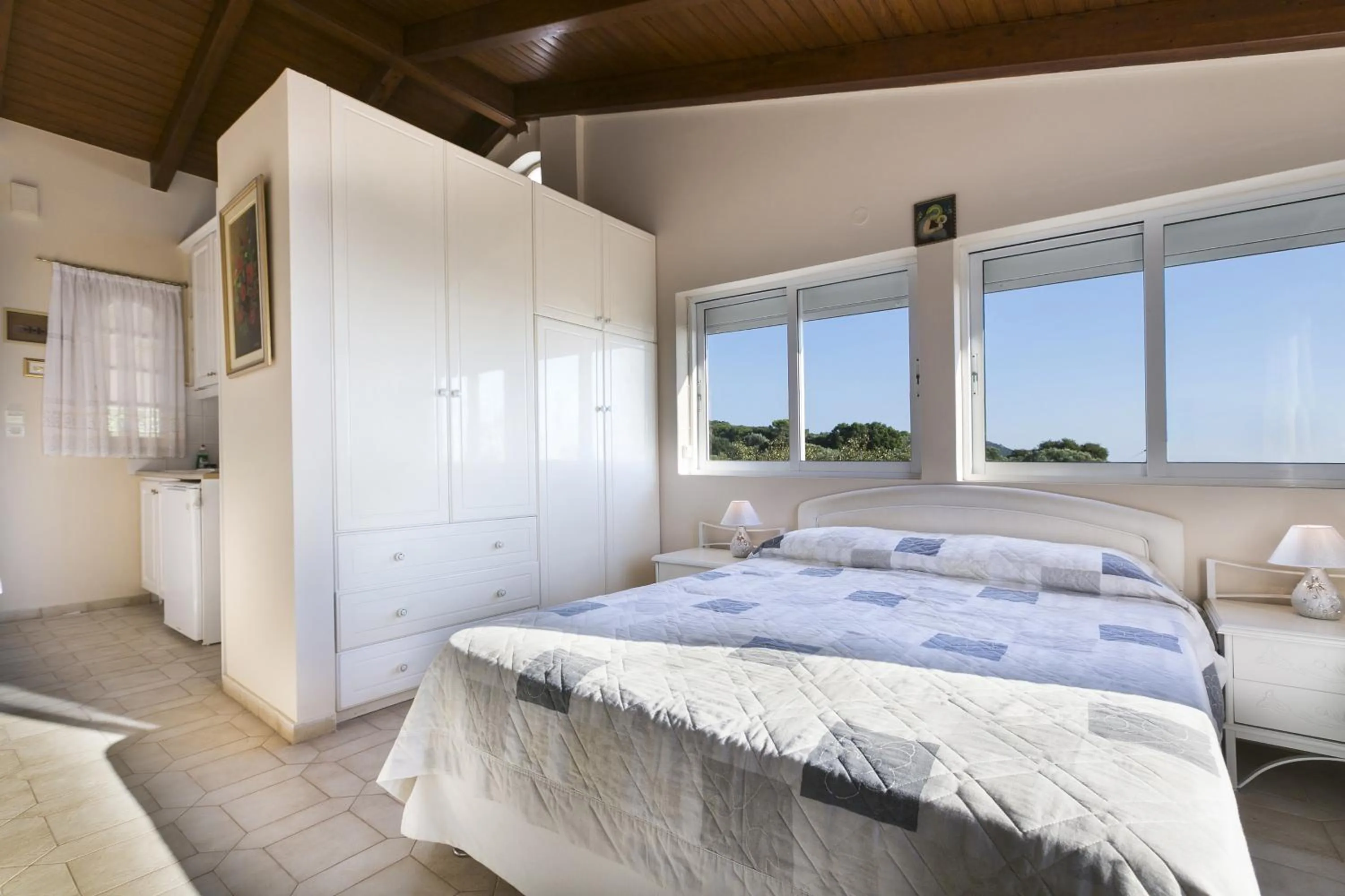 Bed in Panorama Fanari studios and apartments