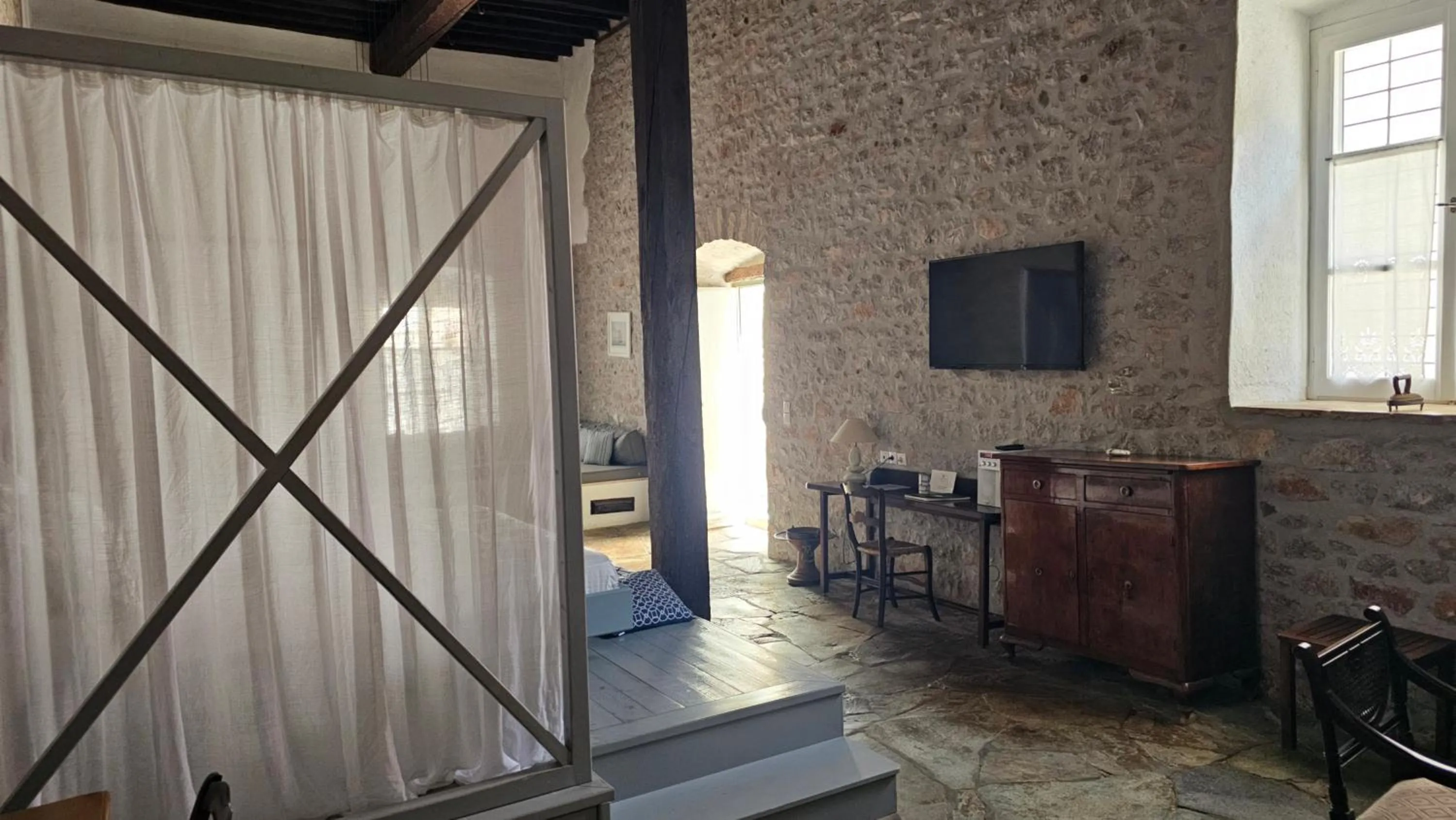 Bedroom in Keresbino Hydra Manor House