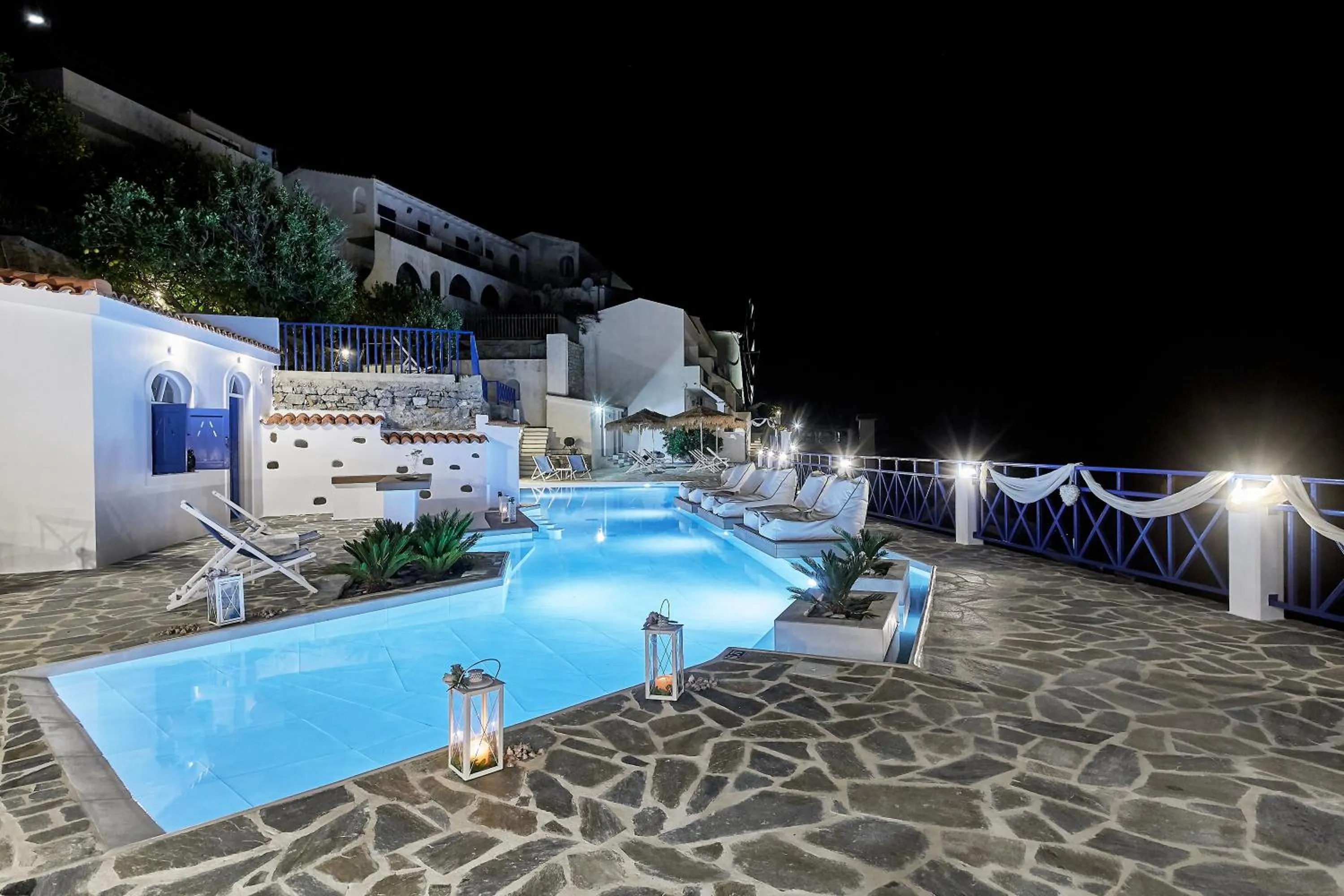 Night in Kerame Studios & Apartments