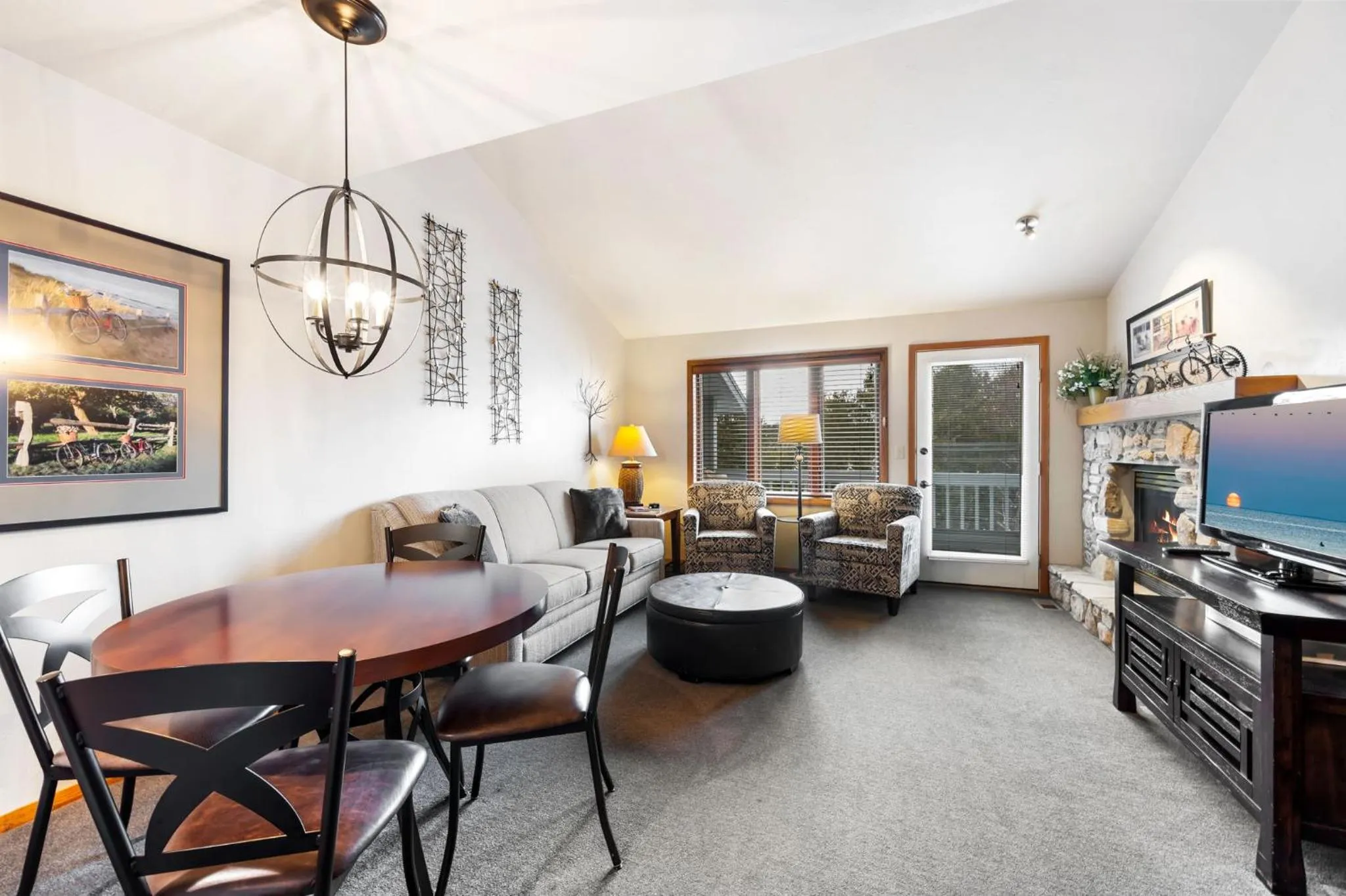 Dining area in Evergreen Hill Condominiums