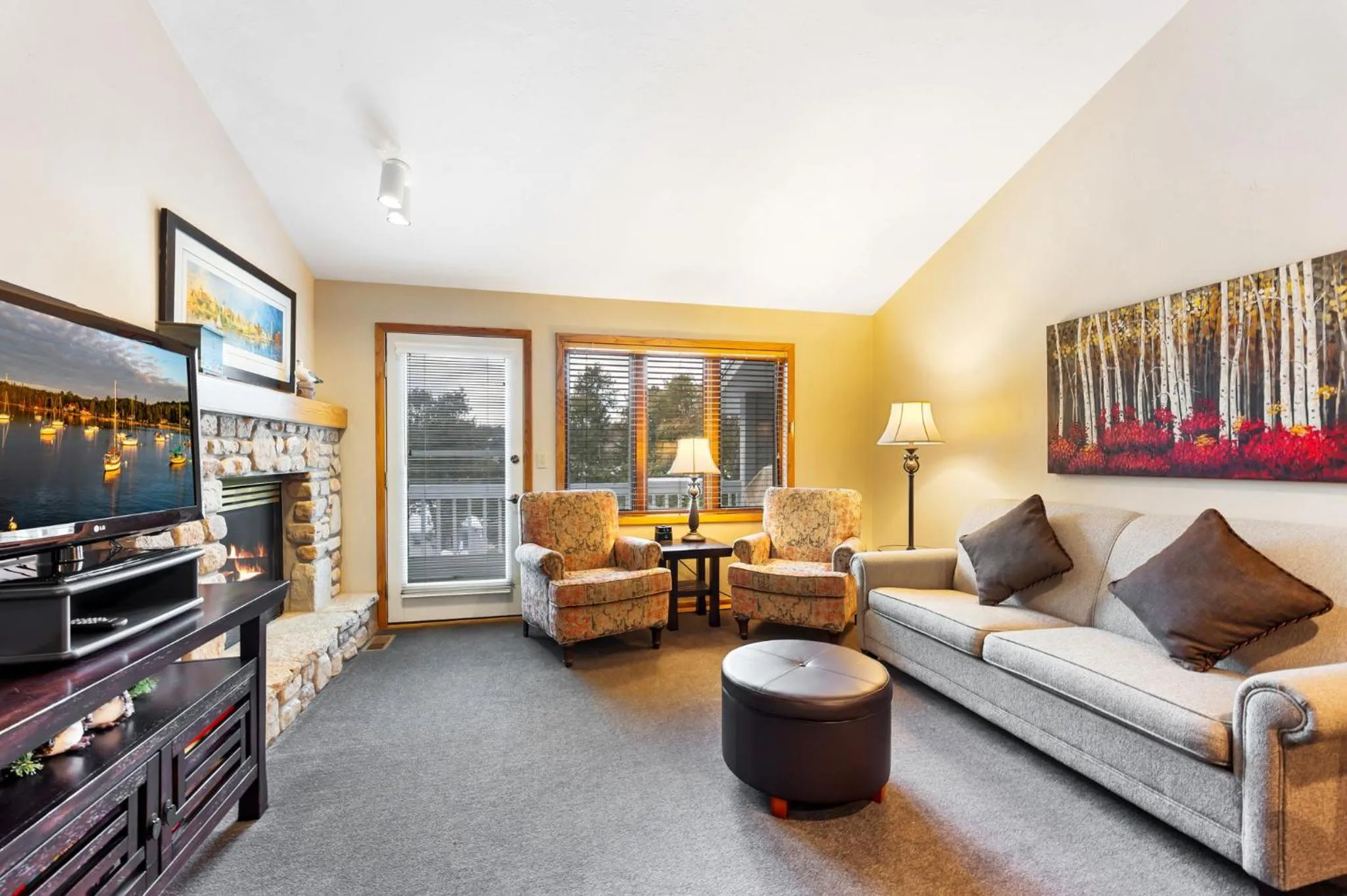 Living room in Evergreen Hill Condominiums