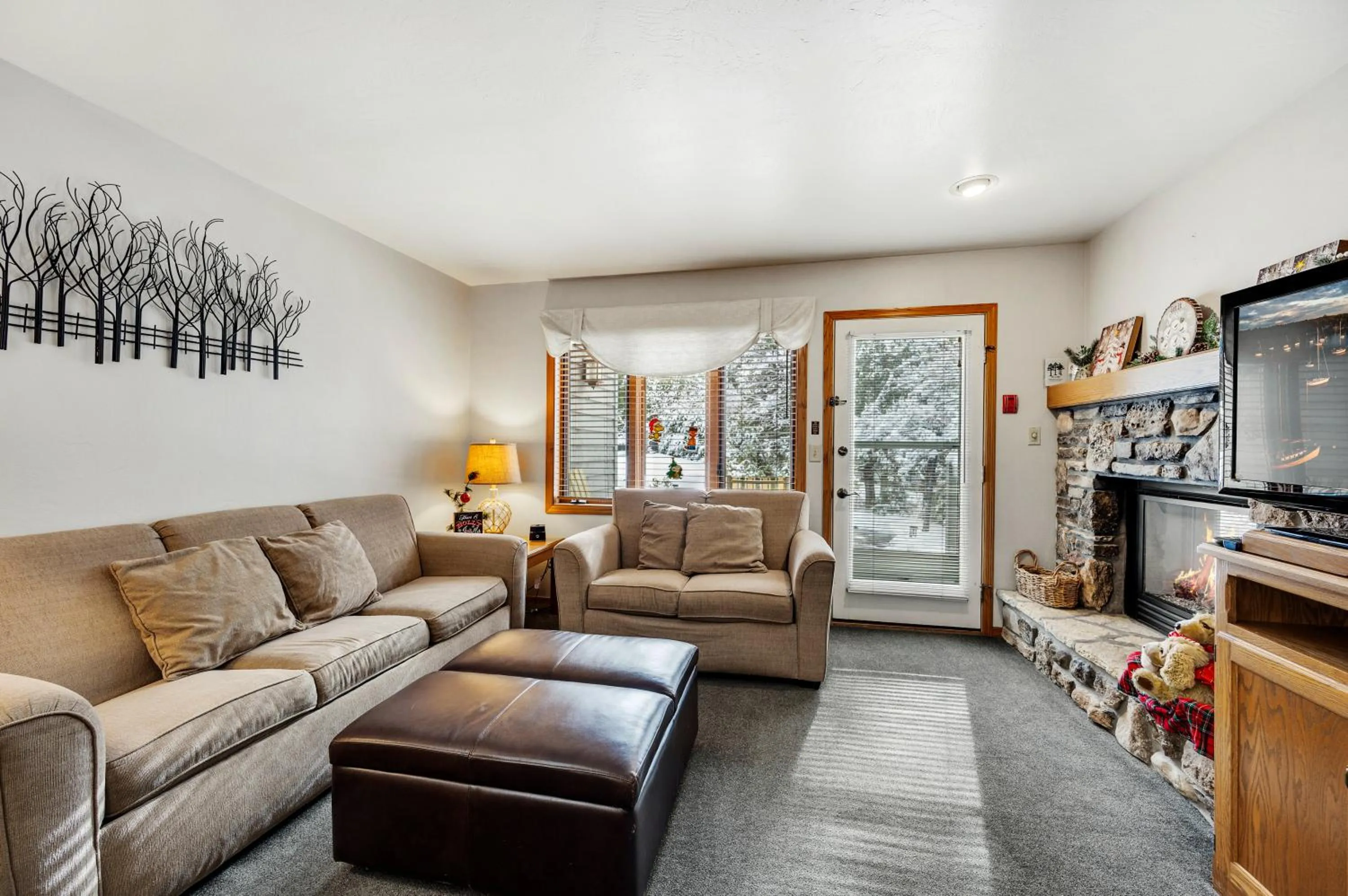 Living room in Evergreen Hill Condominiums