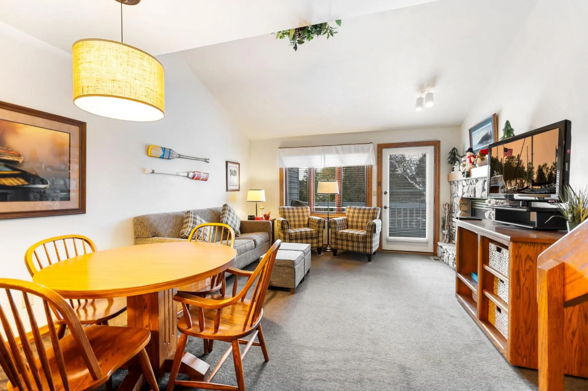 Dining area in Evergreen Hill Condominiums