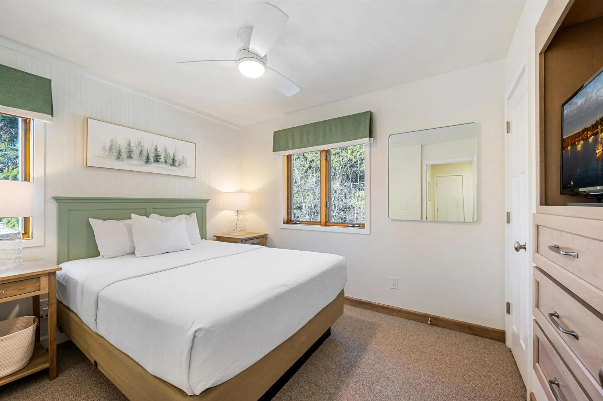 Bedroom, Bed in Evergreen Hill Condominiums