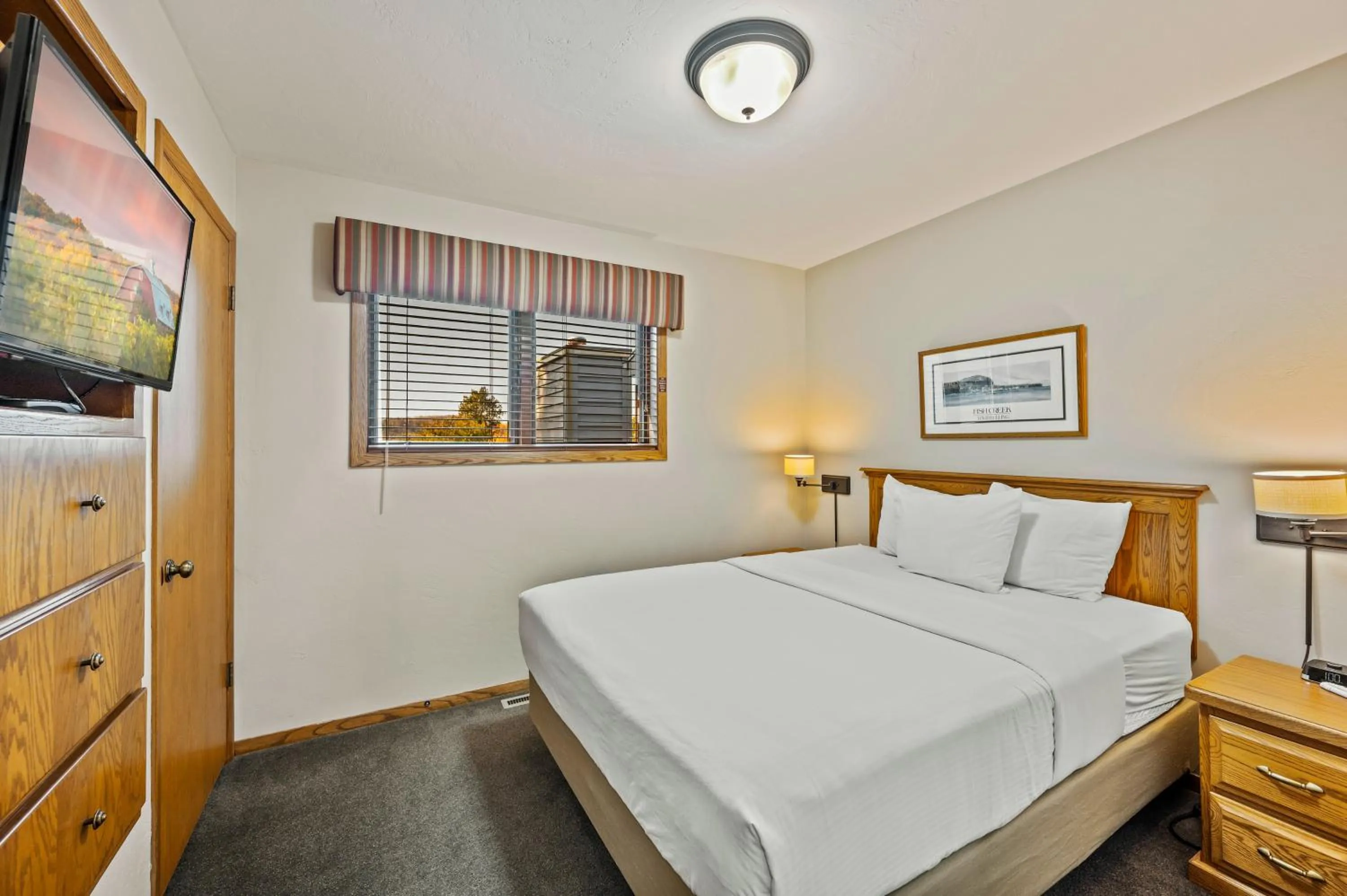 Bedroom, Bed in Evergreen Hill Condominiums