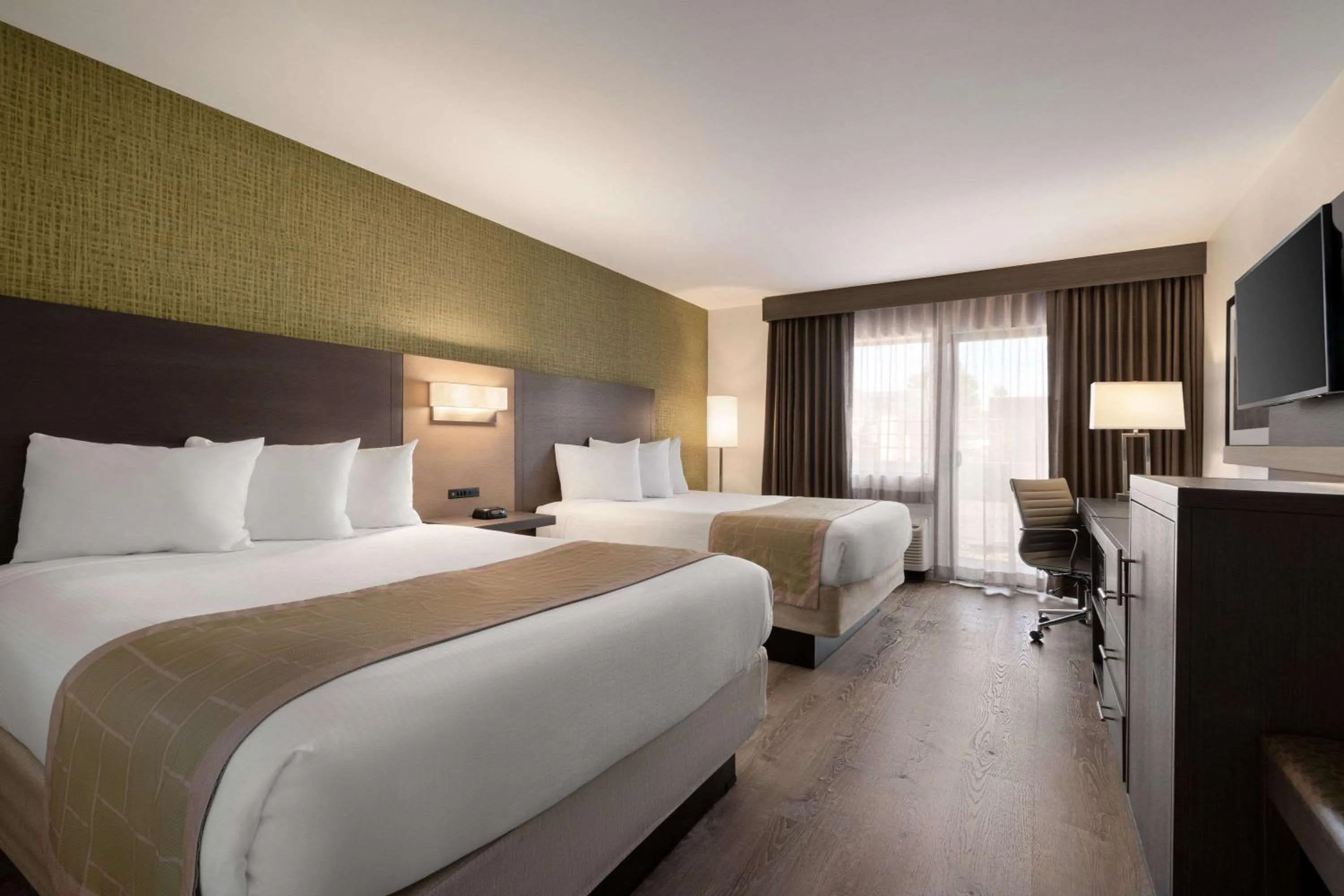 Photo of the whole room, Bed in Days Hotel by Wyndham Flagstaff