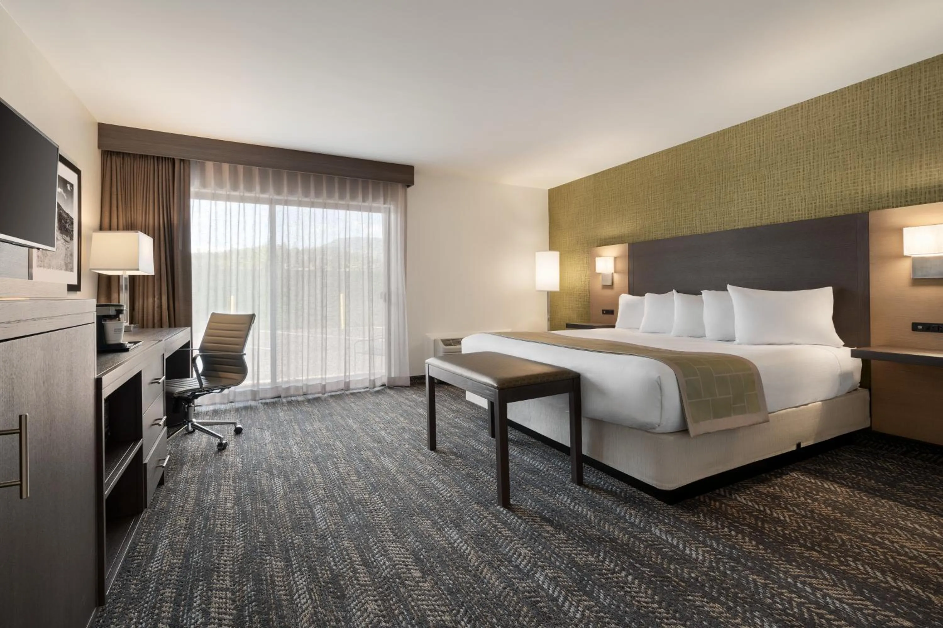 Photo of the whole room, Bed in Days Hotel by Wyndham Flagstaff