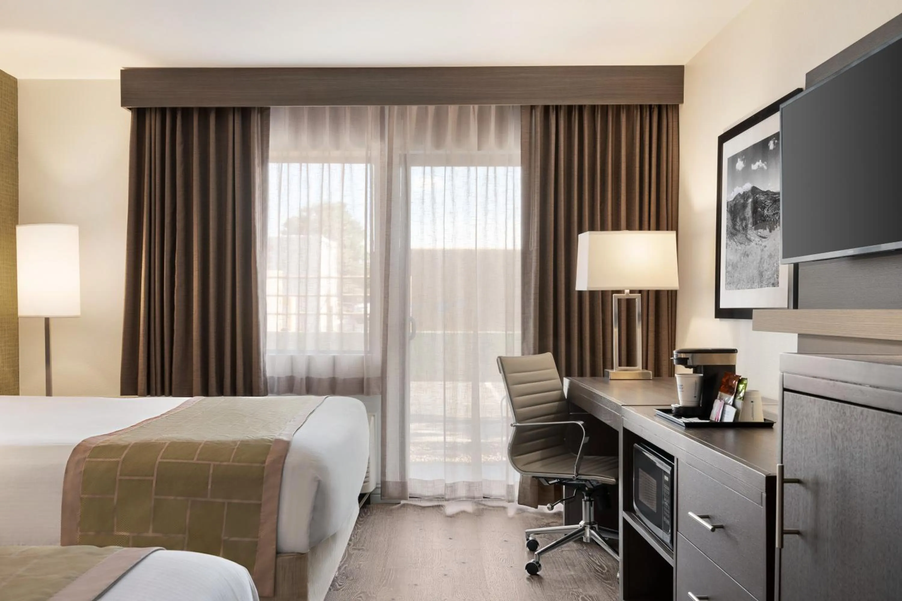 TV and multimedia, Bed in Days Hotel by Wyndham Flagstaff