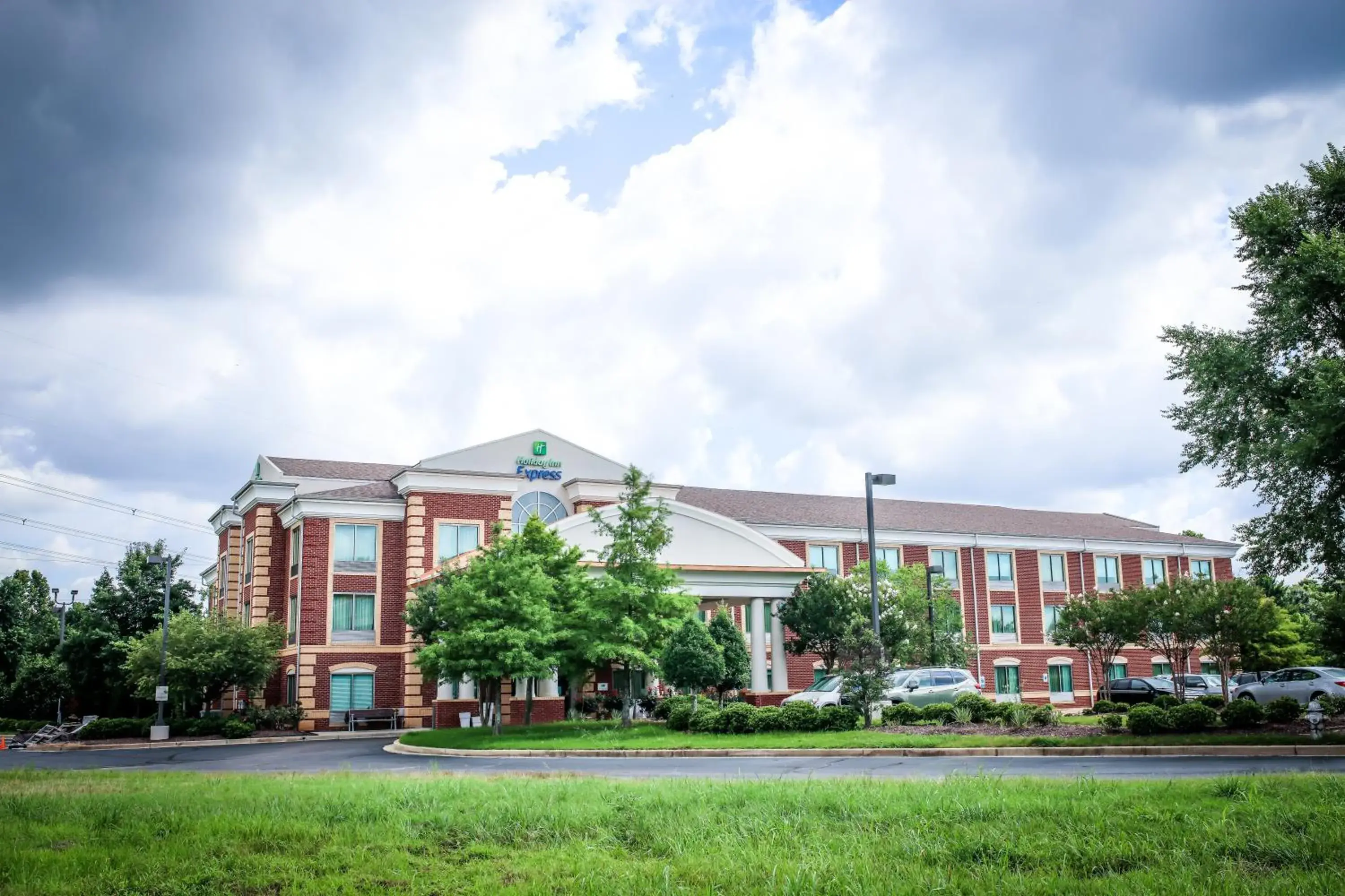 Property building in Holiday Inn Express Hotel & Suites Memphis/Germantown by IHG Property building in Holiday Inn Express Hotel & Suites Memphis/Germantown by IHG