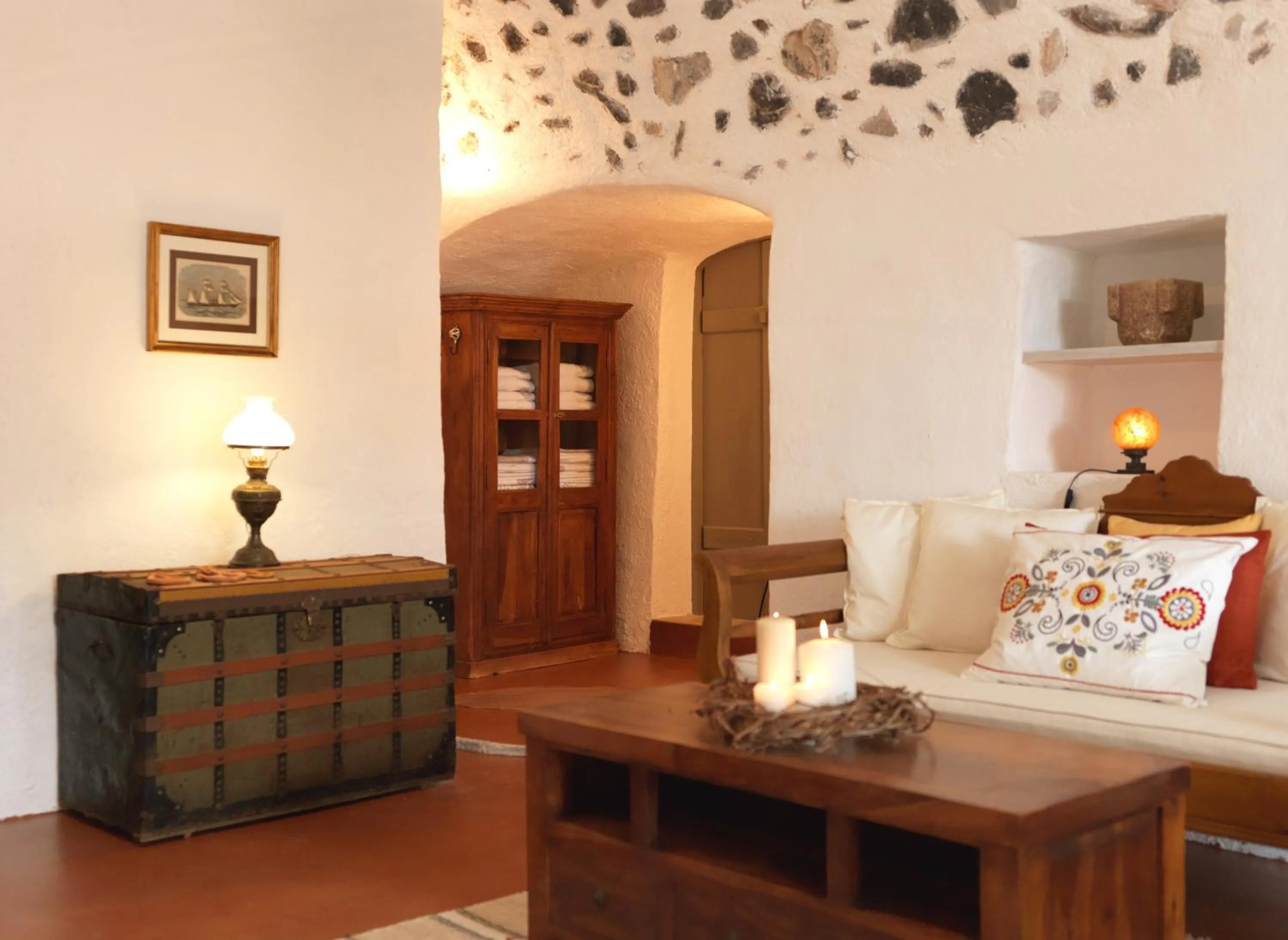 Living room in AFOURA HOUSES by K&K