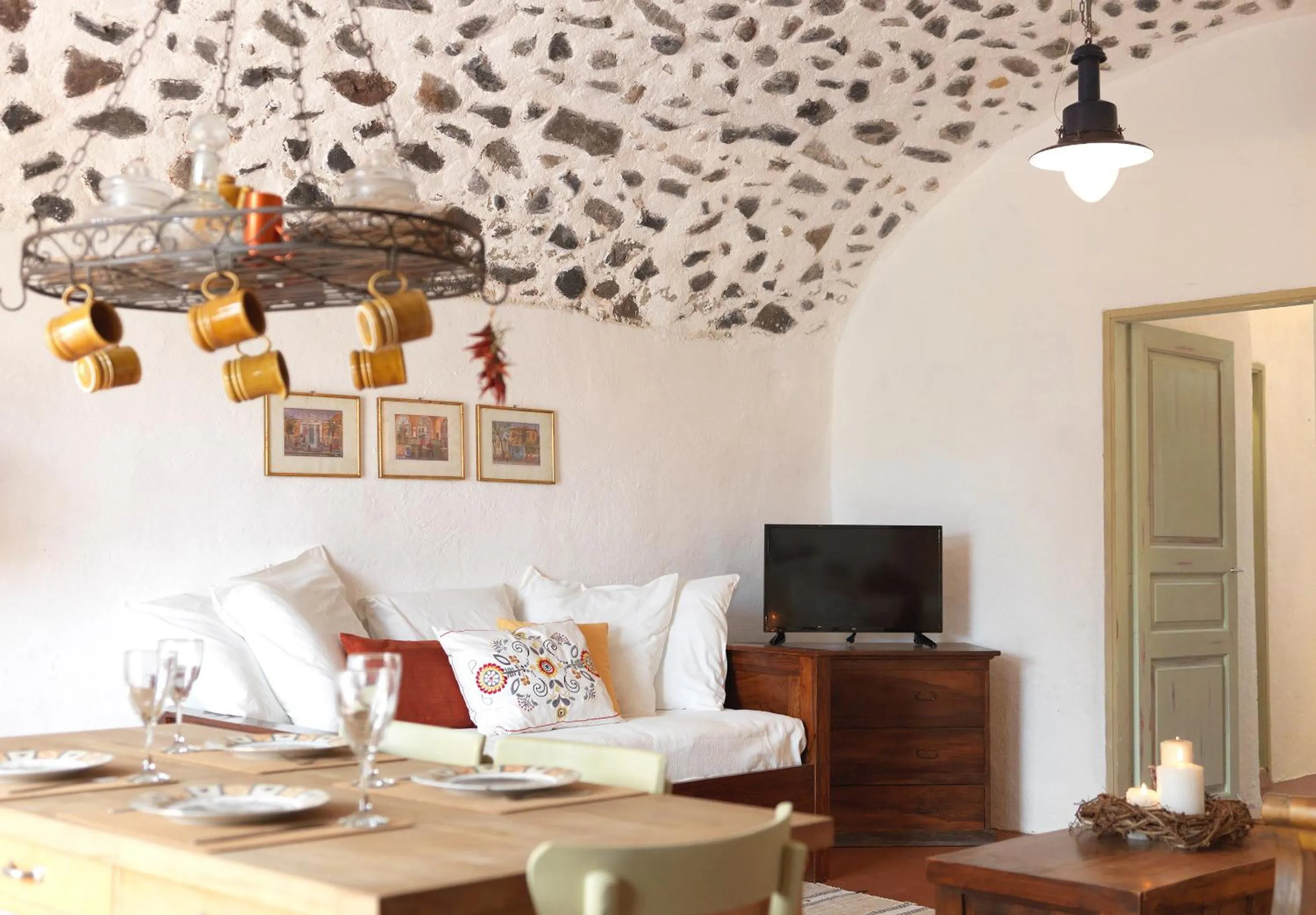 Living room in AFOURA HOUSES by K&K