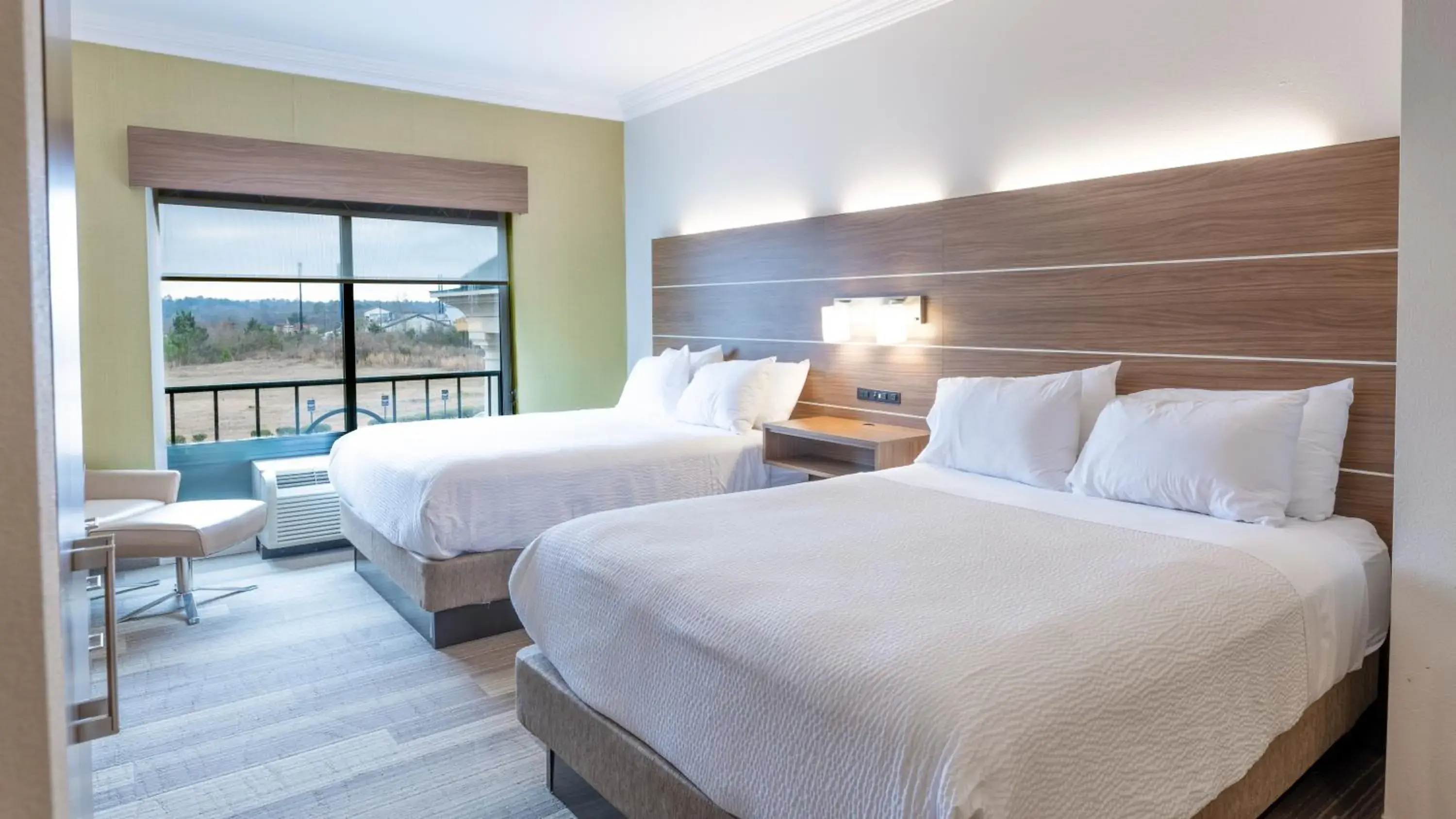 Bed in Holiday Inn Express & Suites Macon - I-475 by IHG Bed in Holiday Inn Express & Suites Macon - I-475 by IHG